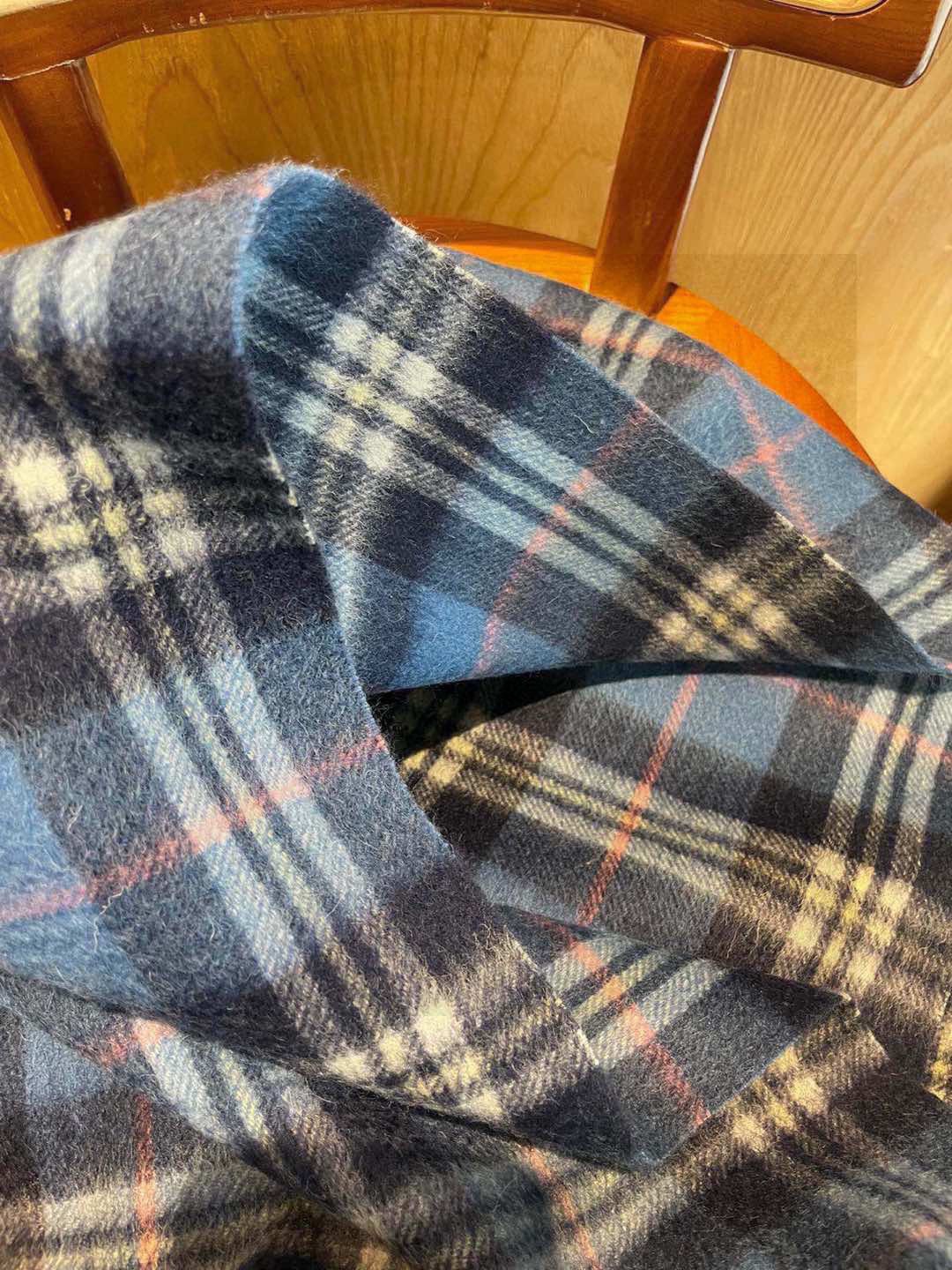 巴宝莉Bur羊绒格子好看的要疯掉了，太有型太有魅力了！！！非常斯文时尚的秋冬单品！真的很喜欢，非常Cla