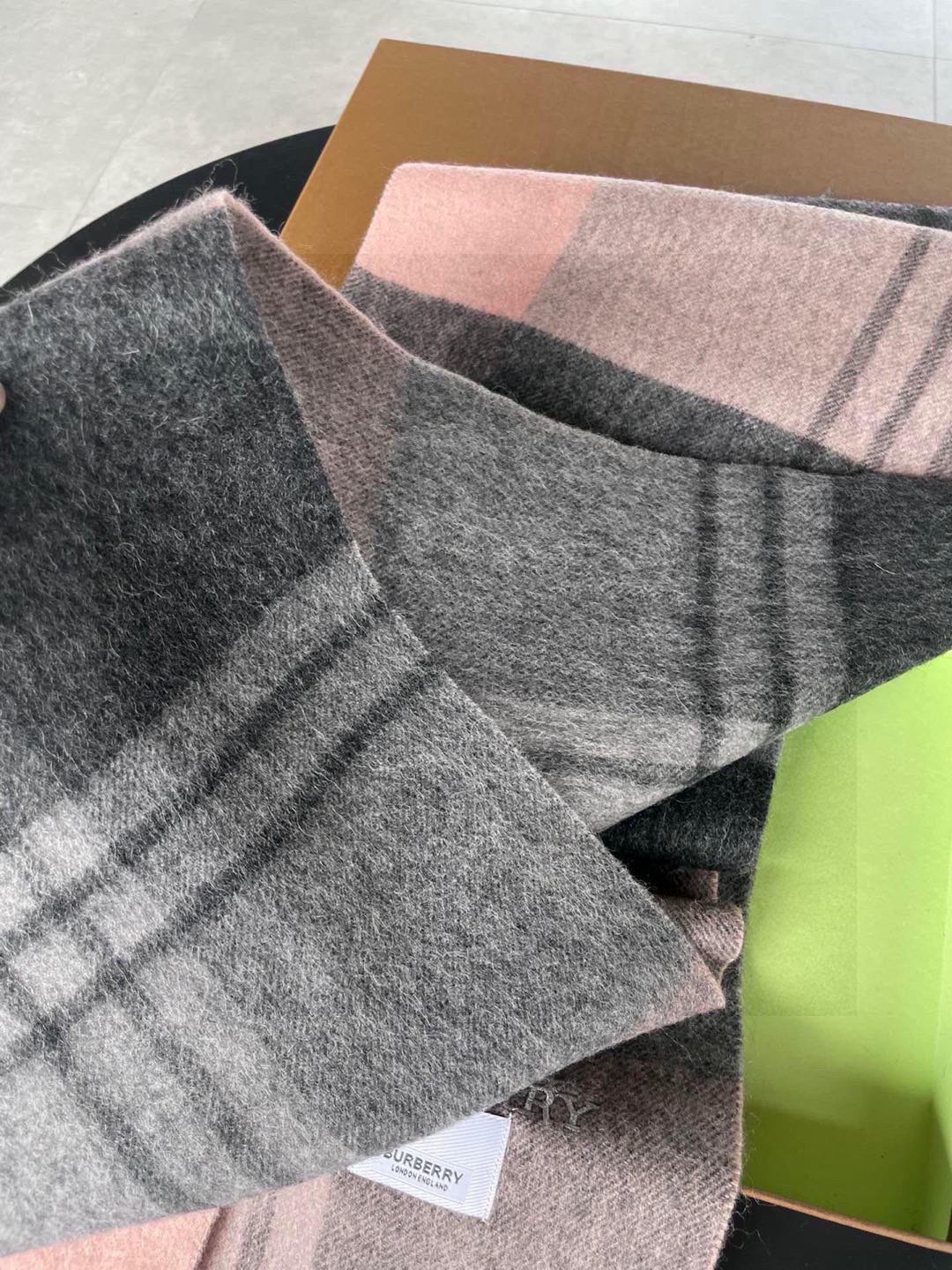 巴宝莉Bur羊绒格子好看的要疯掉了，太有型太有魅力了！！！非常斯文时尚的秋冬单品！真的很喜欢，非常Cla