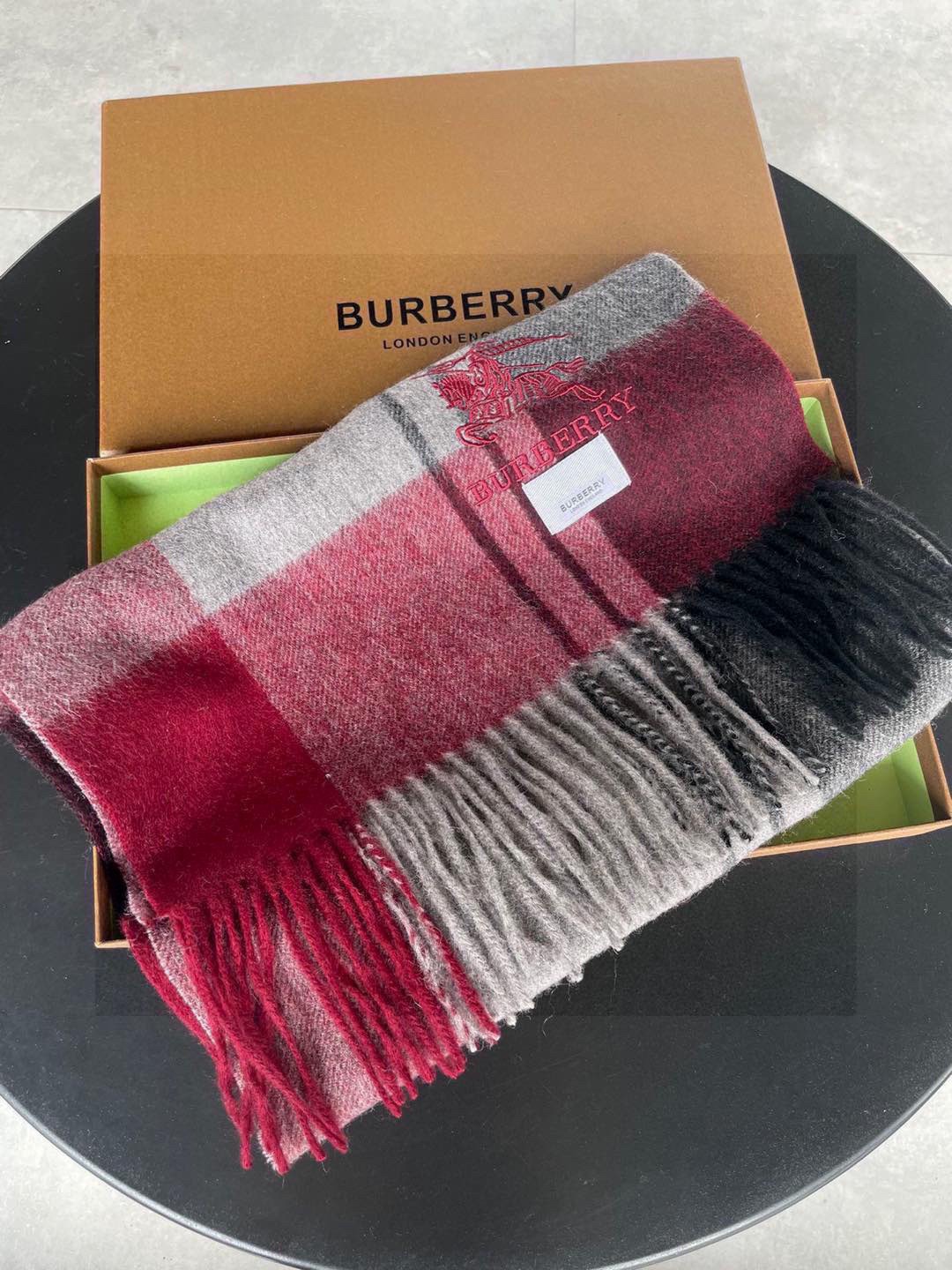 巴宝莉Bur羊绒格子好看的要疯掉了，太有型太有魅力了！！！非常斯文时尚的秋冬单品！真的很喜欢，非常Cla