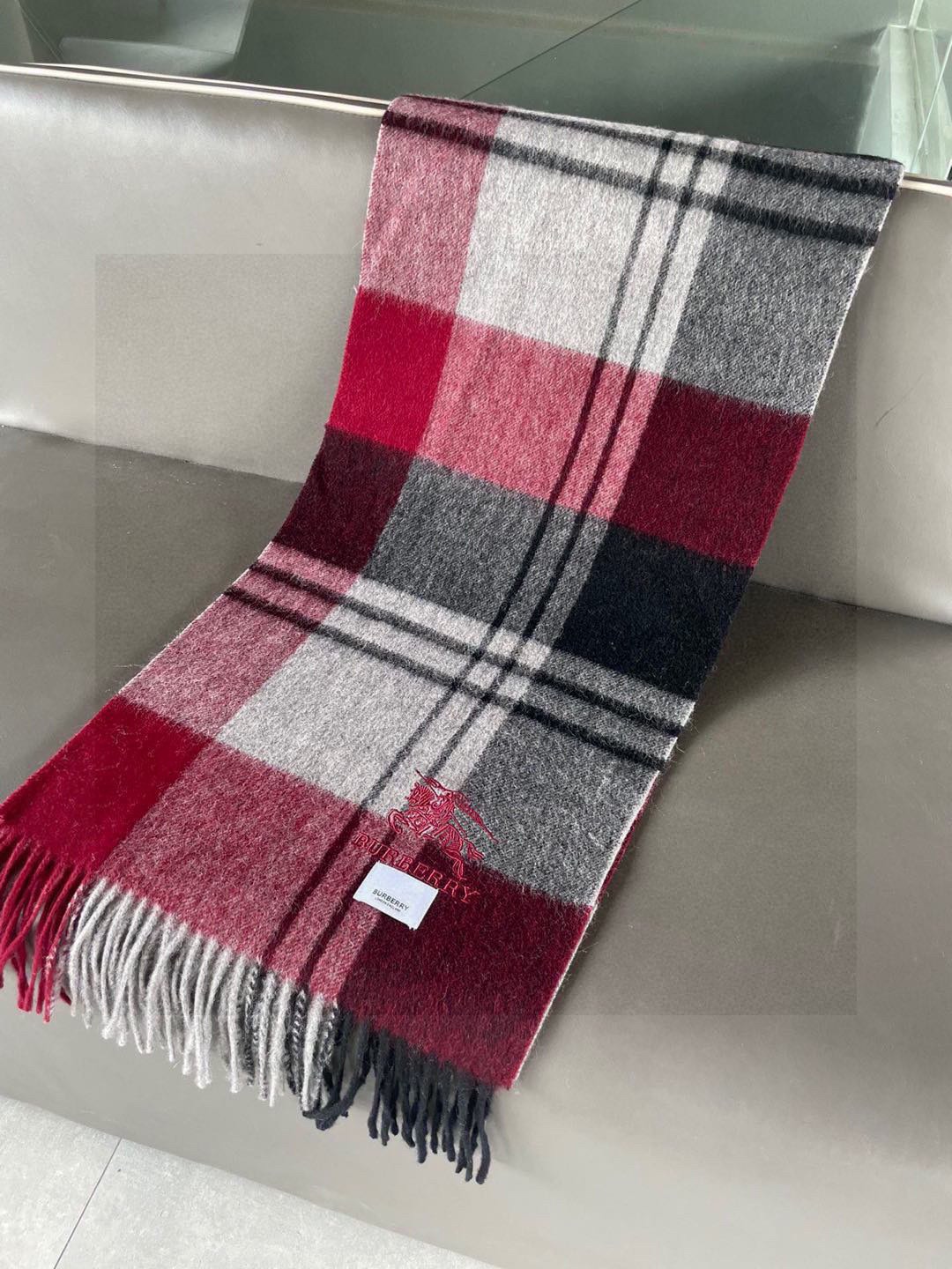 巴宝莉Bur羊绒格子好看的要疯掉了，太有型太有魅力了！！！非常斯文时尚的秋冬单品！真的很喜欢，非常Cla