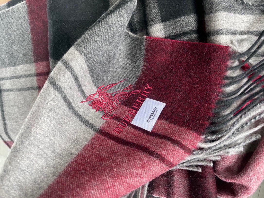 巴宝莉Bur羊绒格子好看的要疯掉了，太有型太有魅力了！！！非常斯文时尚的秋冬单品！真的很喜欢，非常Cla
