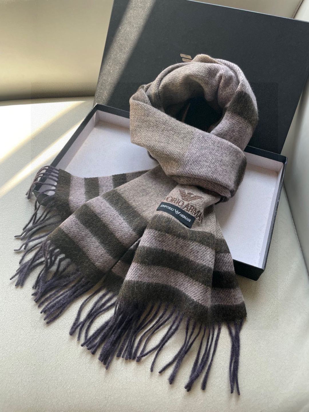 。阿玛尼海外专柜条纹拼色最新男士羊羔毛围巾～惊爆上架🎉国内专柜都没上架，从款式到面料都很赞🎻，经典的条纹