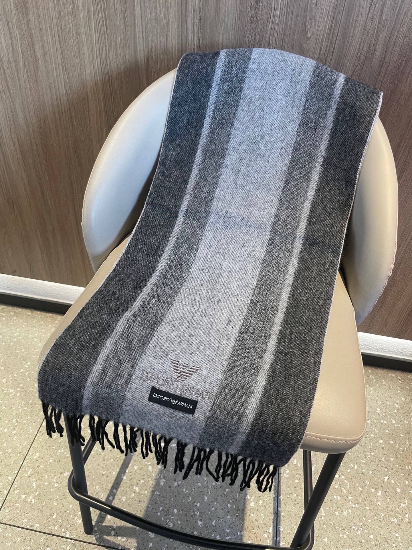 。阿玛尼海外专柜条纹拼色最新男士羊羔毛围巾～惊爆上架🎉国内专柜都没上架，从款式到面料都很赞🎻，经典的条纹