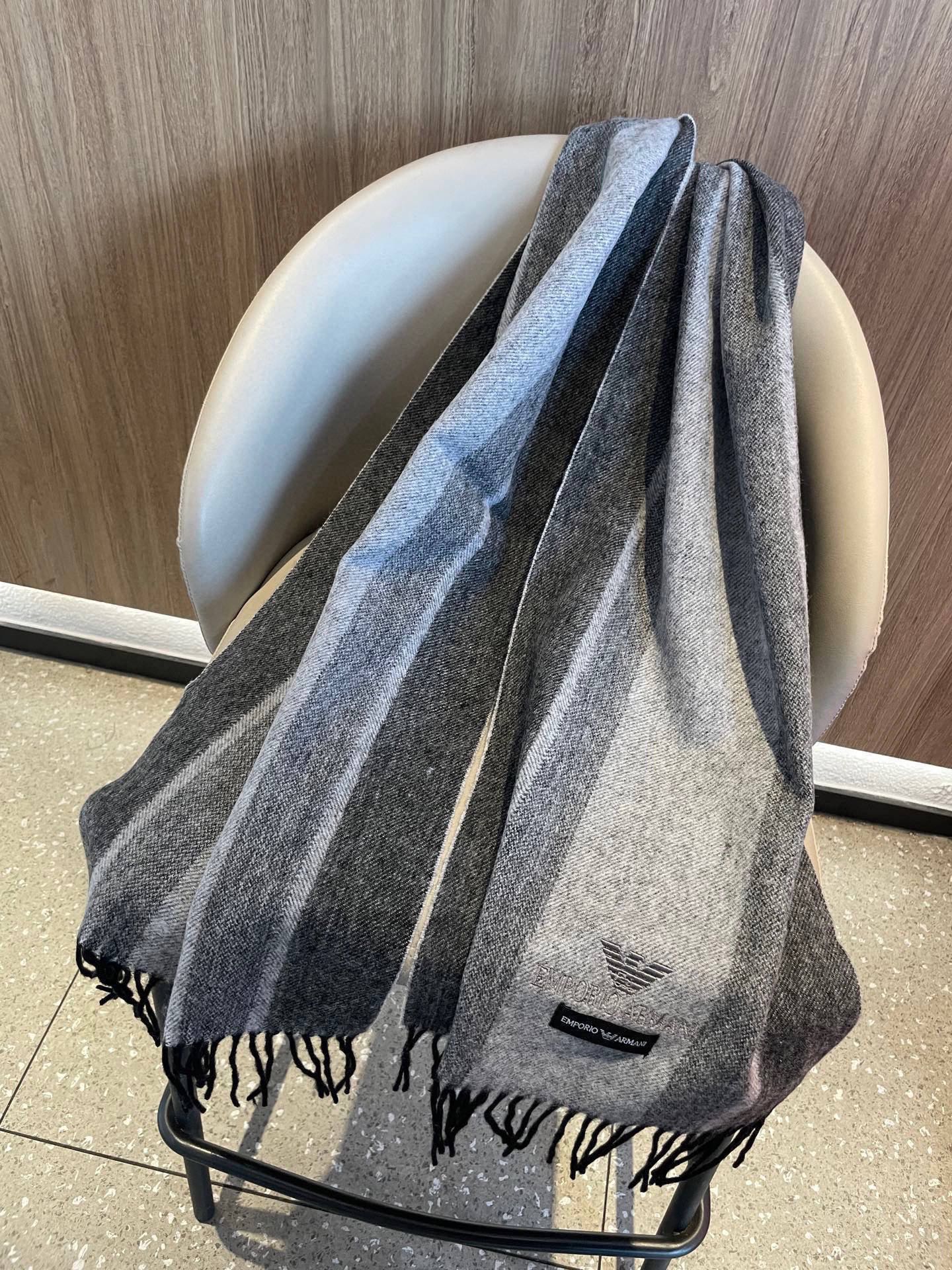 。阿玛尼海外专柜条纹拼色最新男士羊羔毛围巾～惊爆上架🎉国内专柜都没上架，从款式到面料都很赞🎻，经典的条纹