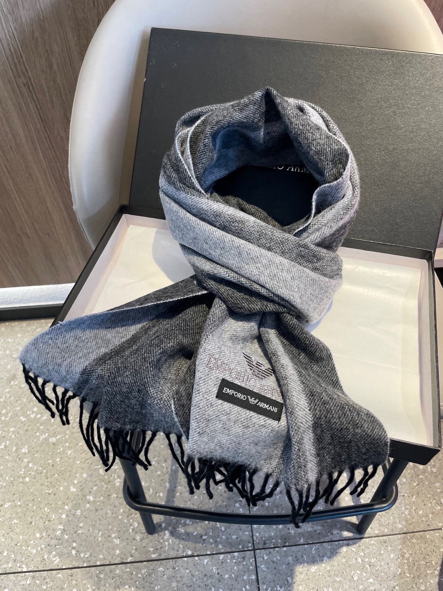 。阿玛尼海外专柜条纹拼色最新男士羊羔毛围巾～惊爆上架🎉国内专柜都没上架，从款式到面料都很赞🎻，经典的条纹