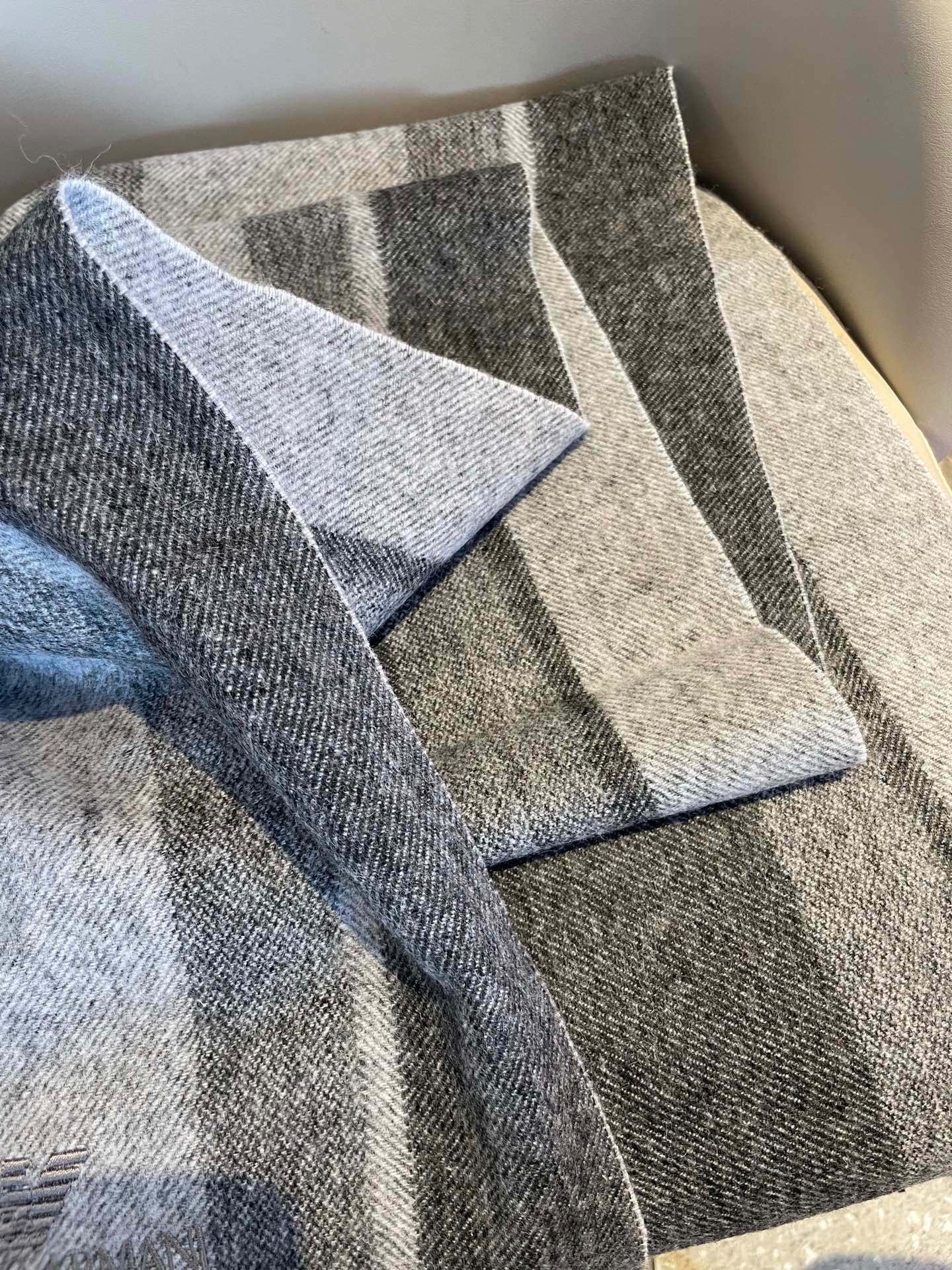 。阿玛尼海外专柜条纹拼色最新男士羊羔毛围巾～惊爆上架🎉国内专柜都没上架，从款式到面料都很赞🎻，经典的条纹