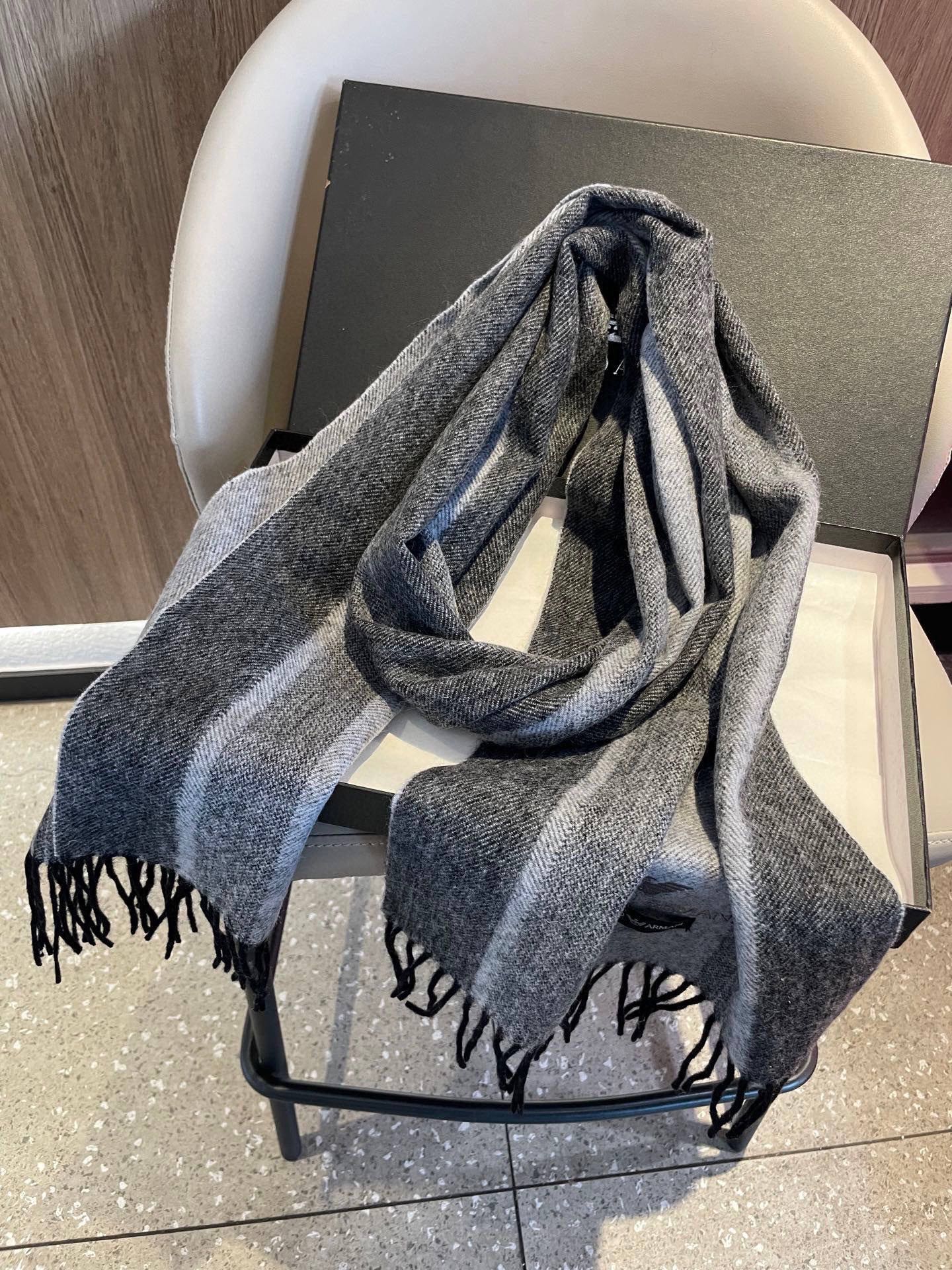 。阿玛尼海外专柜条纹拼色最新男士羊羔毛围巾～惊爆上架🎉国内专柜都没上架，从款式到面料都很赞🎻，经典的条纹