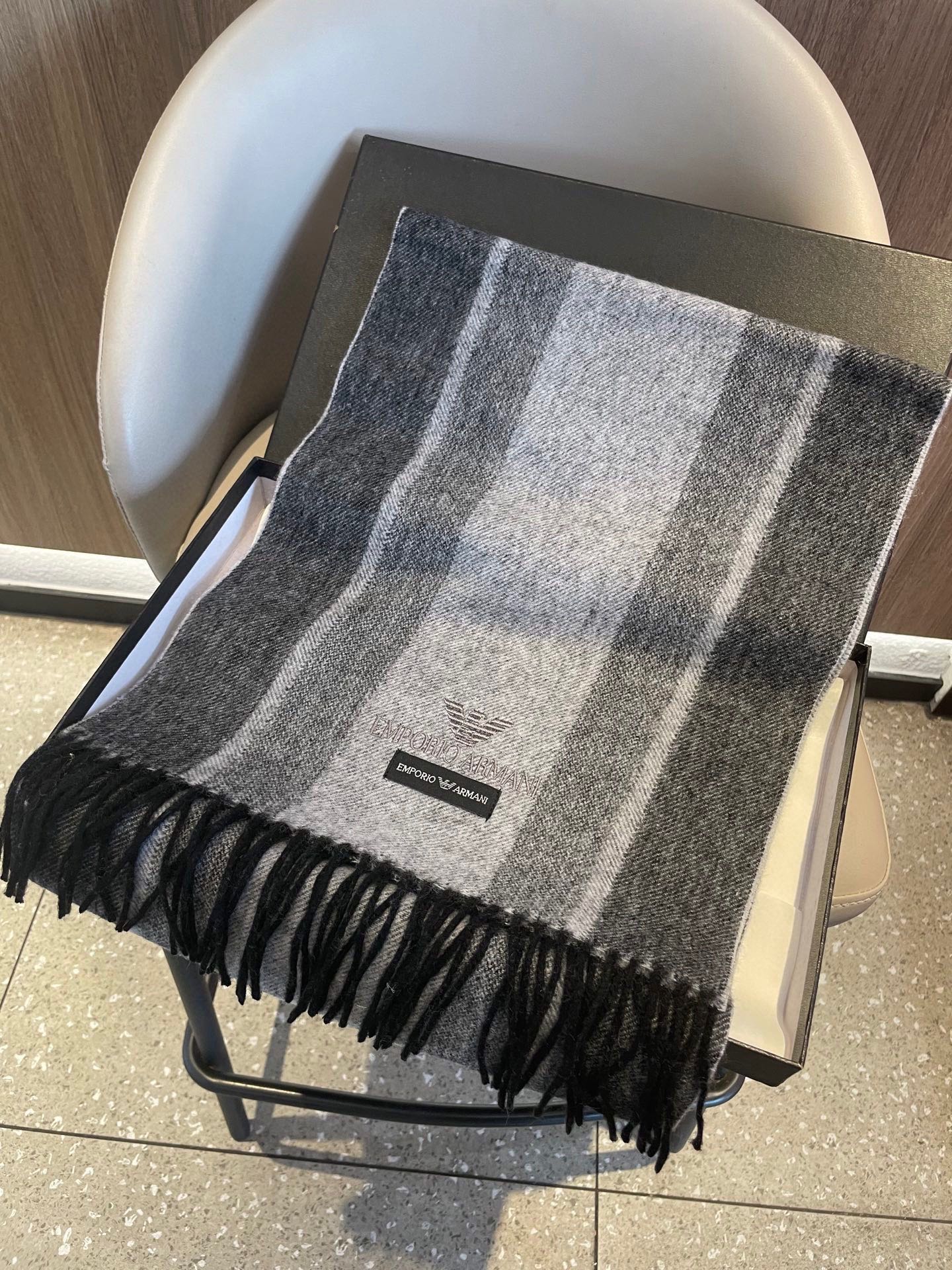 。阿玛尼海外专柜条纹拼色最新男士羊羔毛围巾～惊爆上架🎉国内专柜都没上架，从款式到面料都很赞🎻，经典的条纹