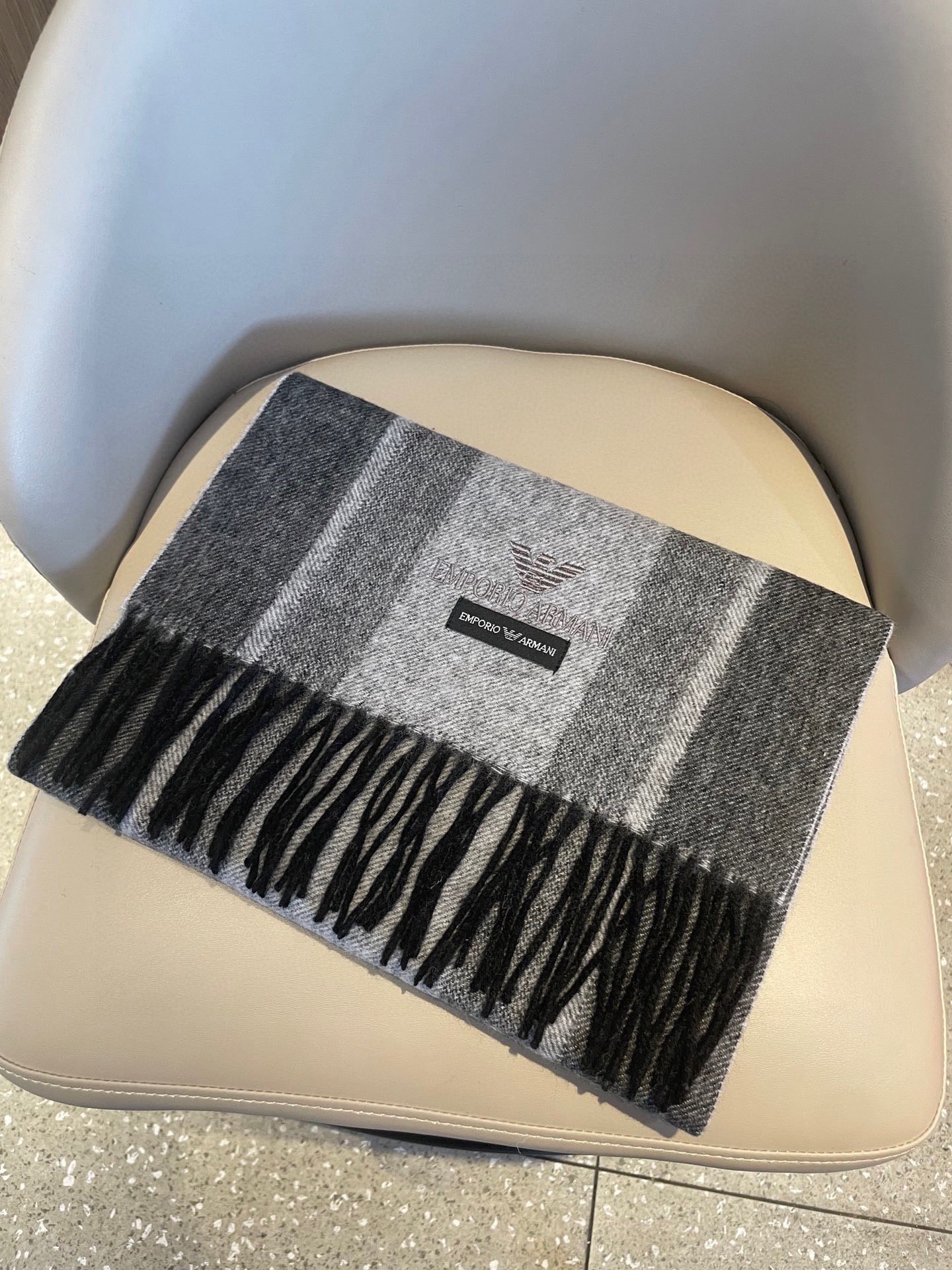 。阿玛尼海外专柜条纹拼色最新男士羊羔毛围巾～惊爆上架🎉国内专柜都没上架，从款式到面料都很赞🎻，经典的条纹