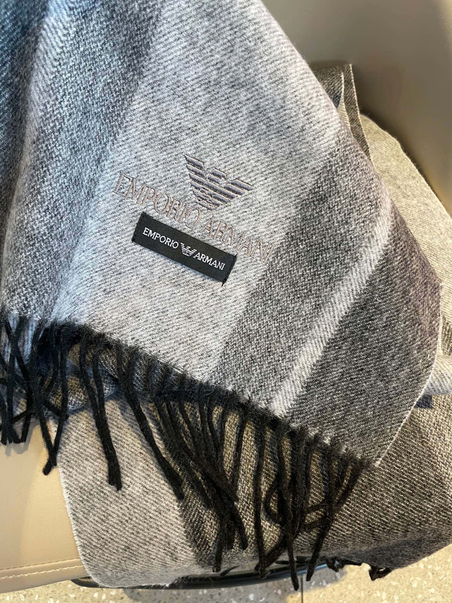 。阿玛尼海外专柜条纹拼色最新男士羊羔毛围巾～惊爆上架🎉国内专柜都没上架，从款式到面料都很赞🎻，经典的条纹