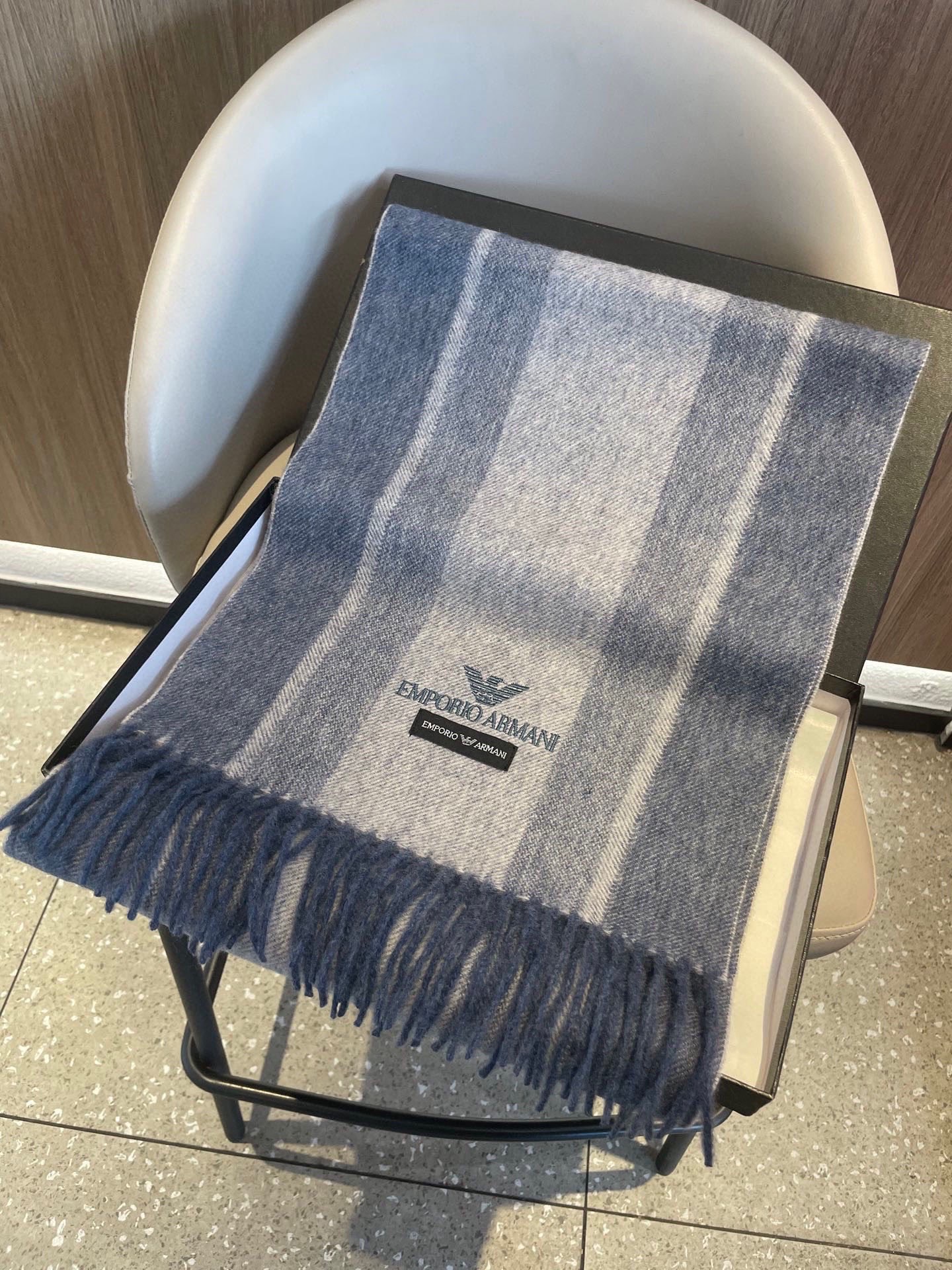 。阿玛尼海外专柜条纹拼色最新男士羊羔毛围巾～惊爆上架🎉国内专柜都没上架，从款式到面料都很赞🎻，经典的条纹