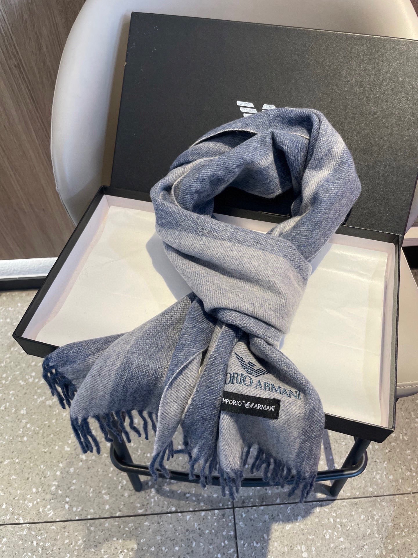 。阿玛尼海外专柜条纹拼色最新男士羊羔毛围巾～惊爆上架🎉国内专柜都没上架，从款式到面料都很赞🎻，经典的条纹