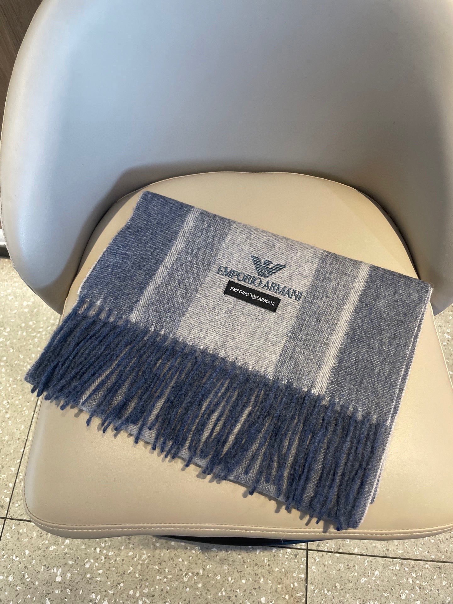 。阿玛尼海外专柜条纹拼色最新男士羊羔毛围巾～惊爆上架🎉国内专柜都没上架，从款式到面料都很赞🎻，经典的条纹