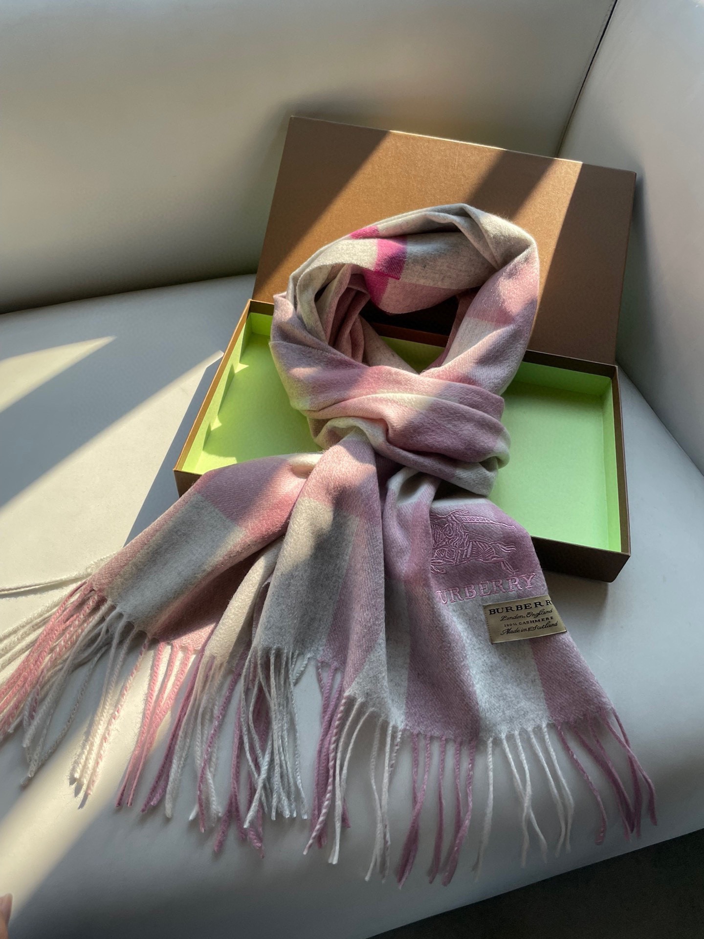 🎊巴宝莉经典格纹爆款💥 永不过时100%顶极羔羊毛材质。非常保暖👑 柔软亲肤，不扎脖😍经典巴宝莉格纹设计