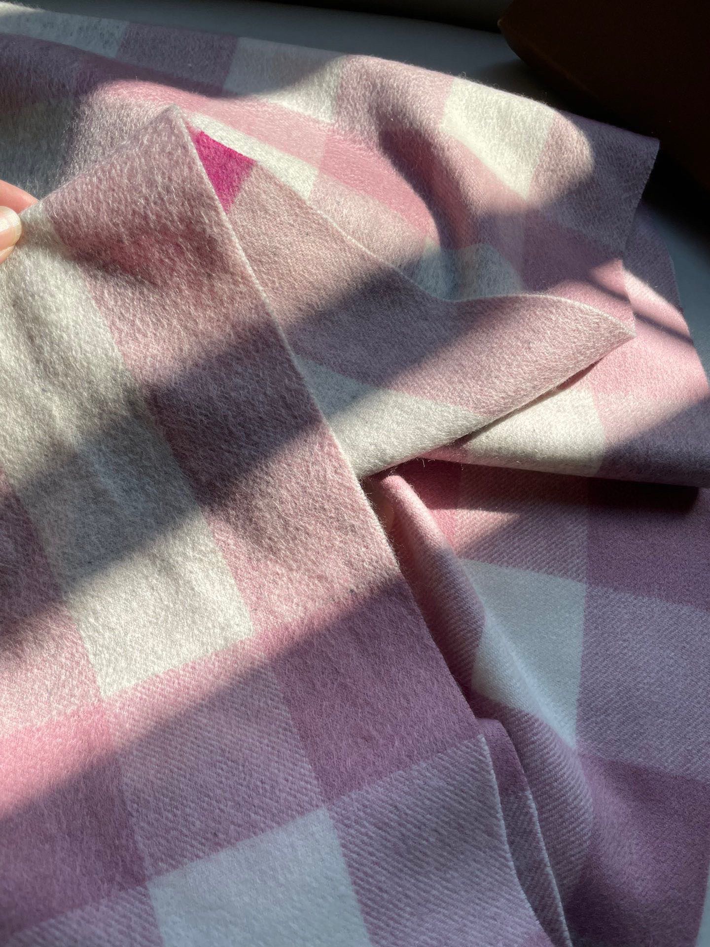 🎊巴宝莉经典格纹爆款💥 永不过时100%顶极羔羊毛材质。非常保暖👑 柔软亲肤，不扎脖😍经典巴宝莉格纹设计