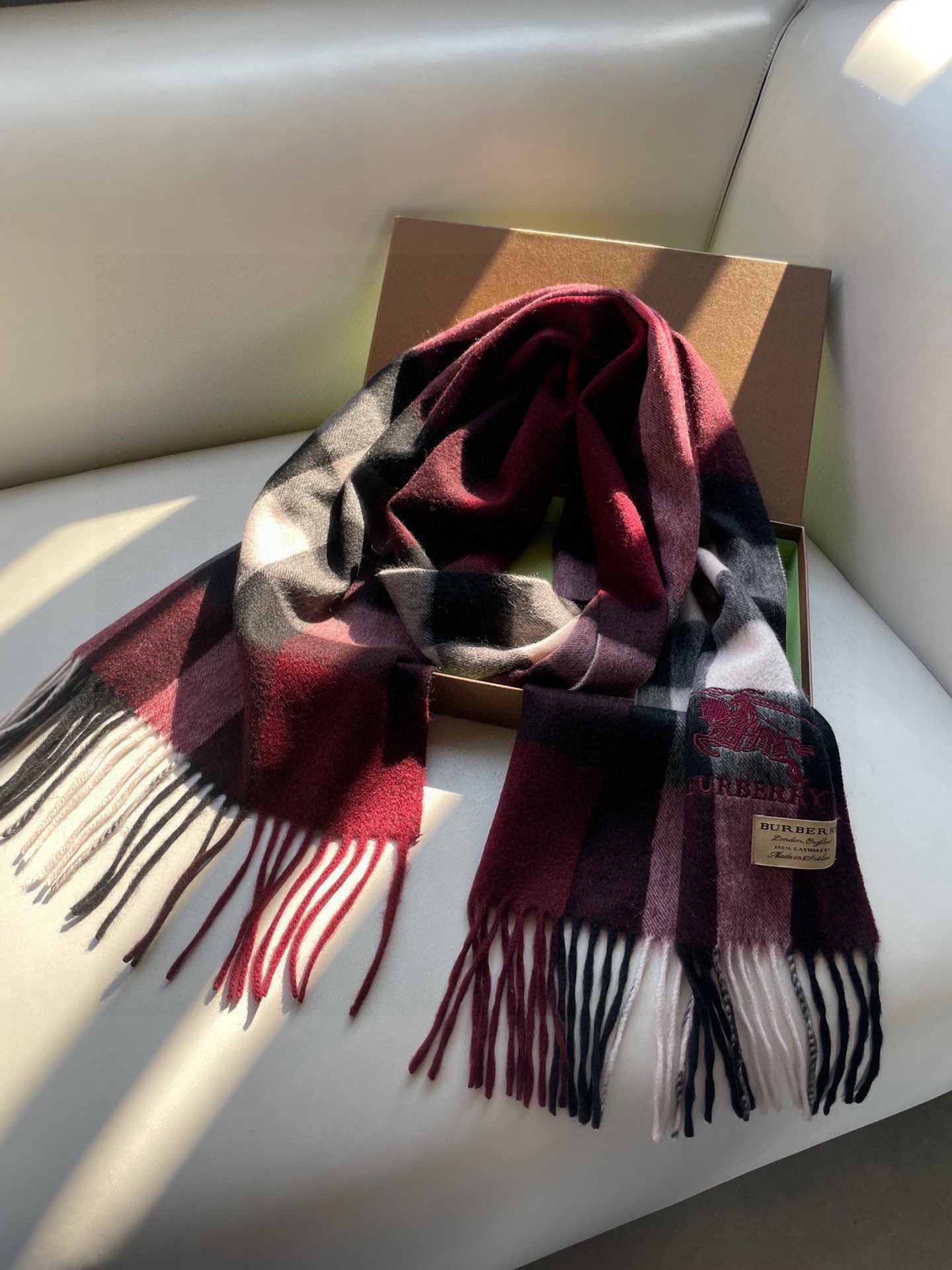 🎊巴宝莉经典格纹爆款💥 永不过时100%顶极羔羊毛材质。非常保暖👑 柔软亲肤，不扎脖😍经典巴宝莉格纹设计