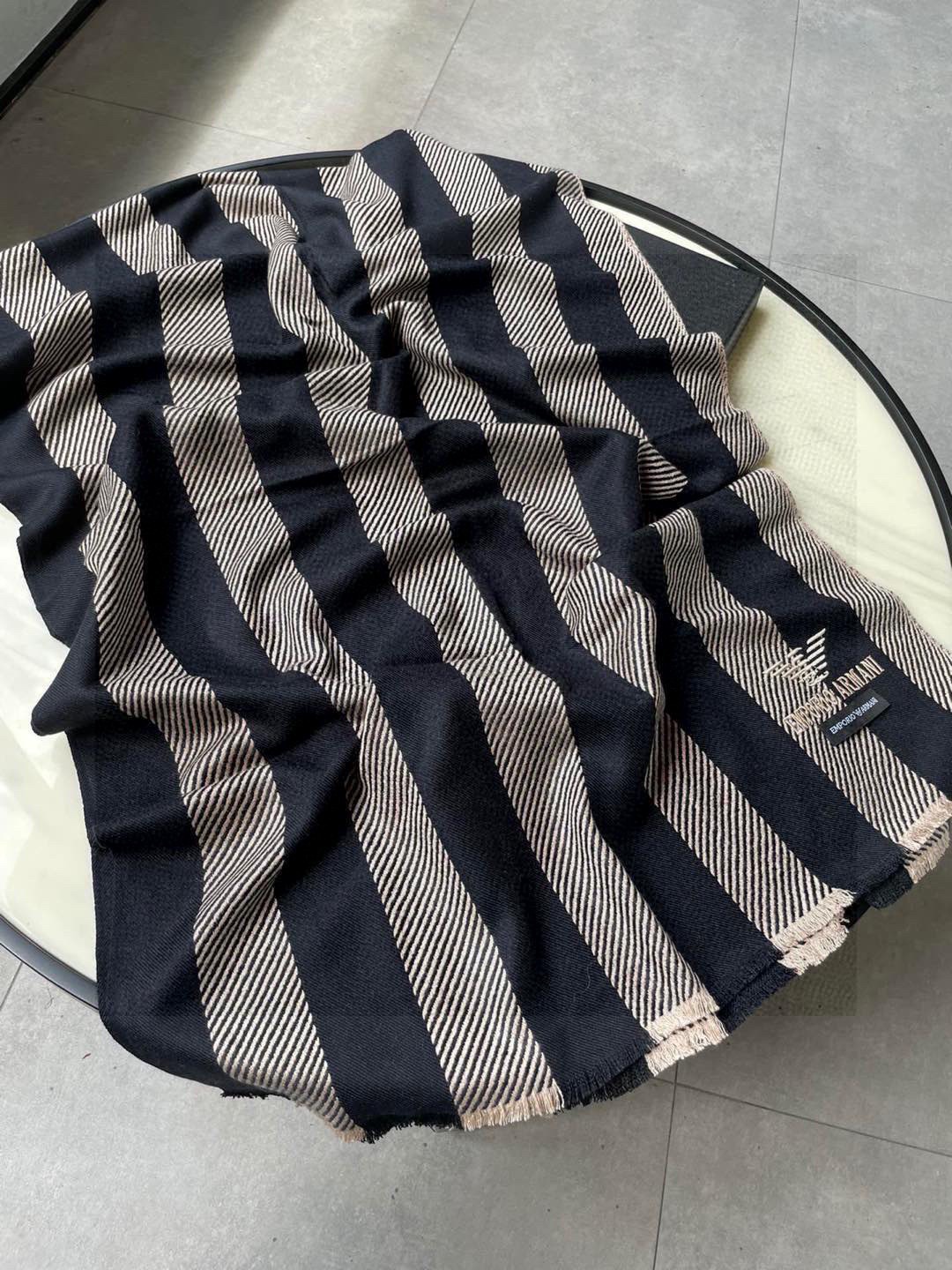 男款阿玛尼（Arman）小披肩且买且珍惜~~男款真的很少，一年也就出几款，都是出口订单所以比较难遇。男人