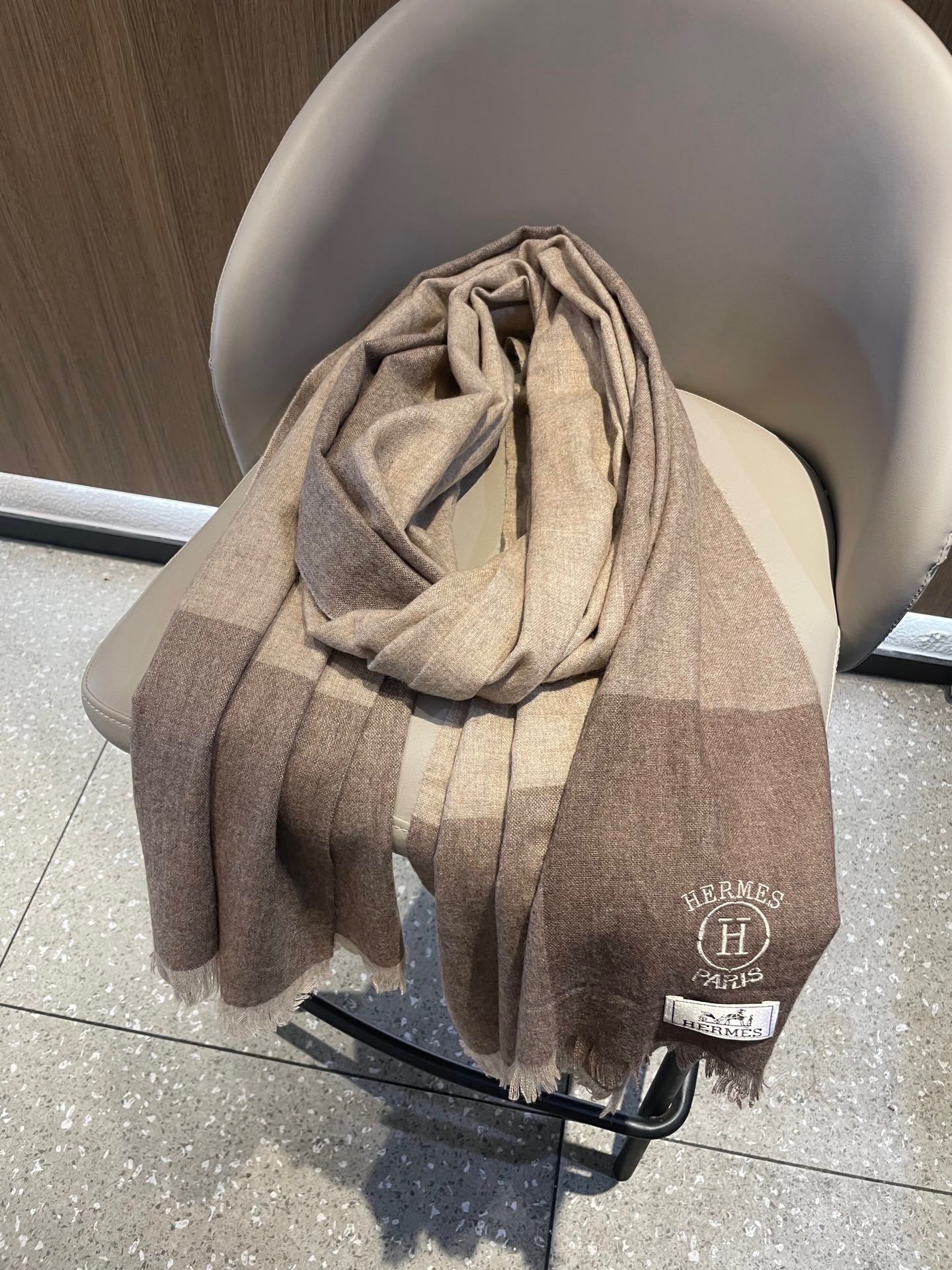 爱马仕男女同款披肩✨羊绒经典格纹👐围巾♨️高尖端产物⚠️，经典logo刺绣，时尚大牌的顶尖设计款💕拿到手