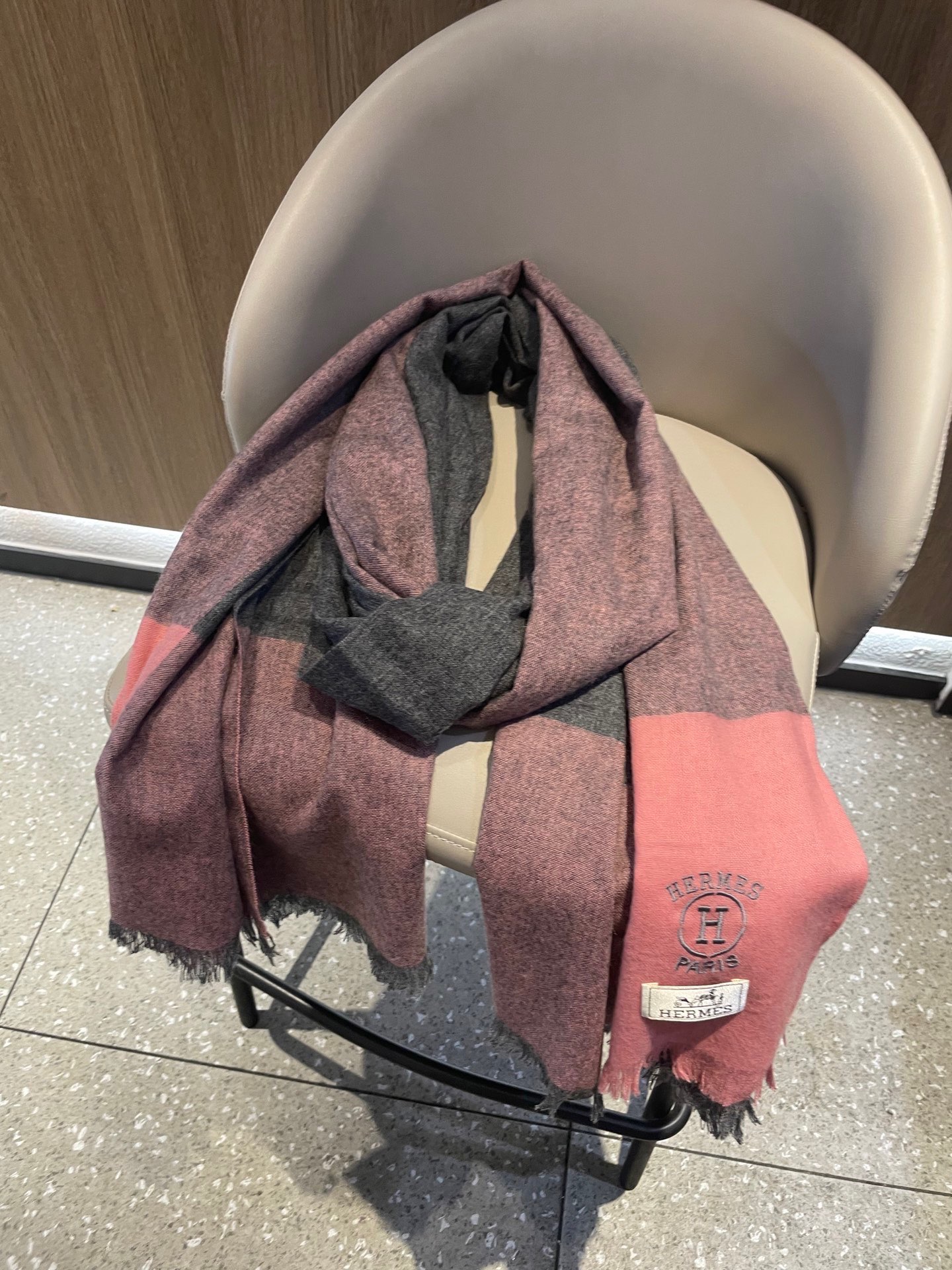 爱马仕男女同款披肩✨羊绒经典格纹👐围巾♨️高尖端产物⚠️，经典logo刺绣，时尚大牌的顶尖设计款💕拿到手