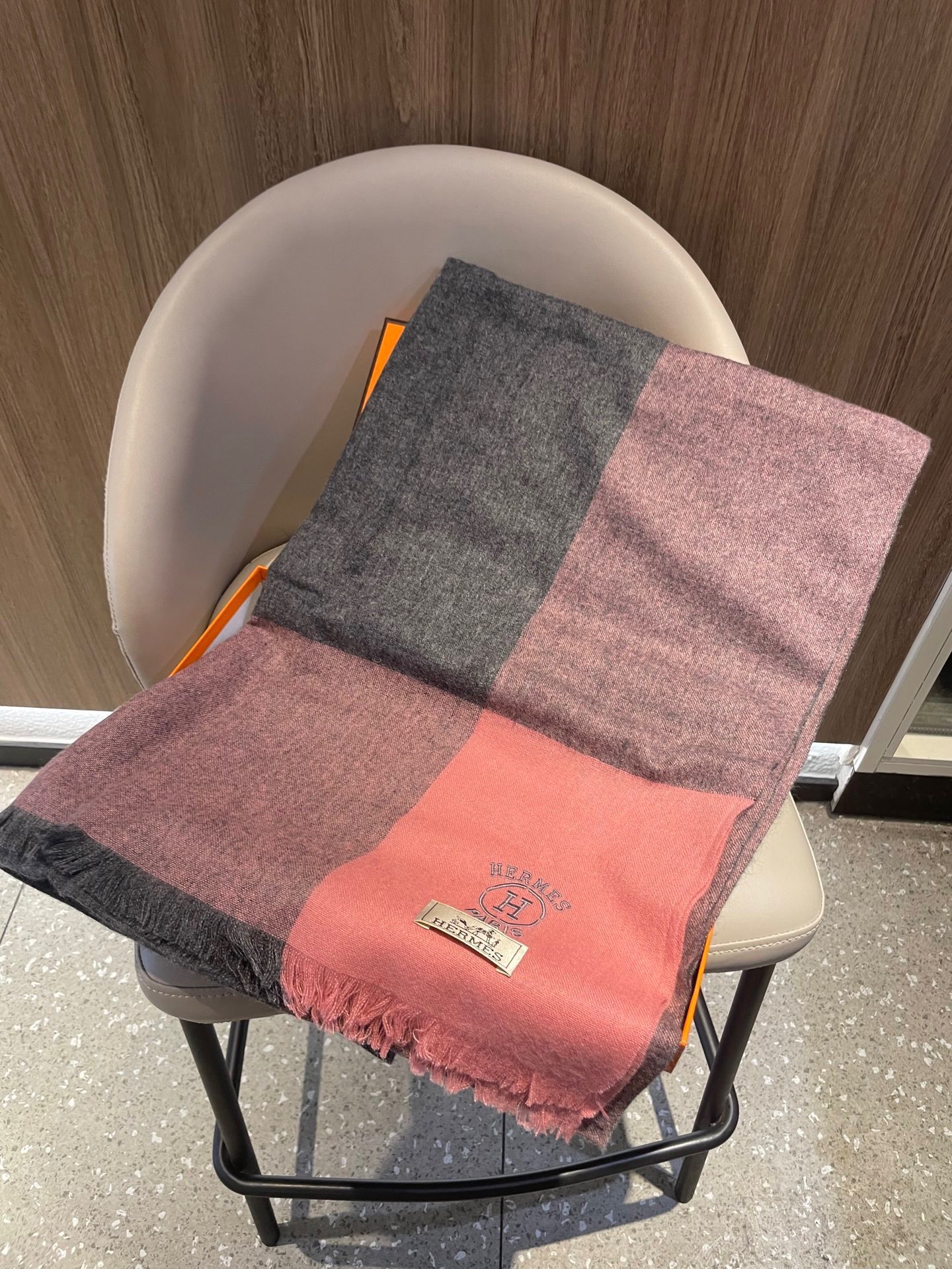 爱马仕男女同款披肩✨羊绒经典格纹👐围巾♨️高尖端产物⚠️，经典logo刺绣，时尚大牌的顶尖设计款💕拿到手