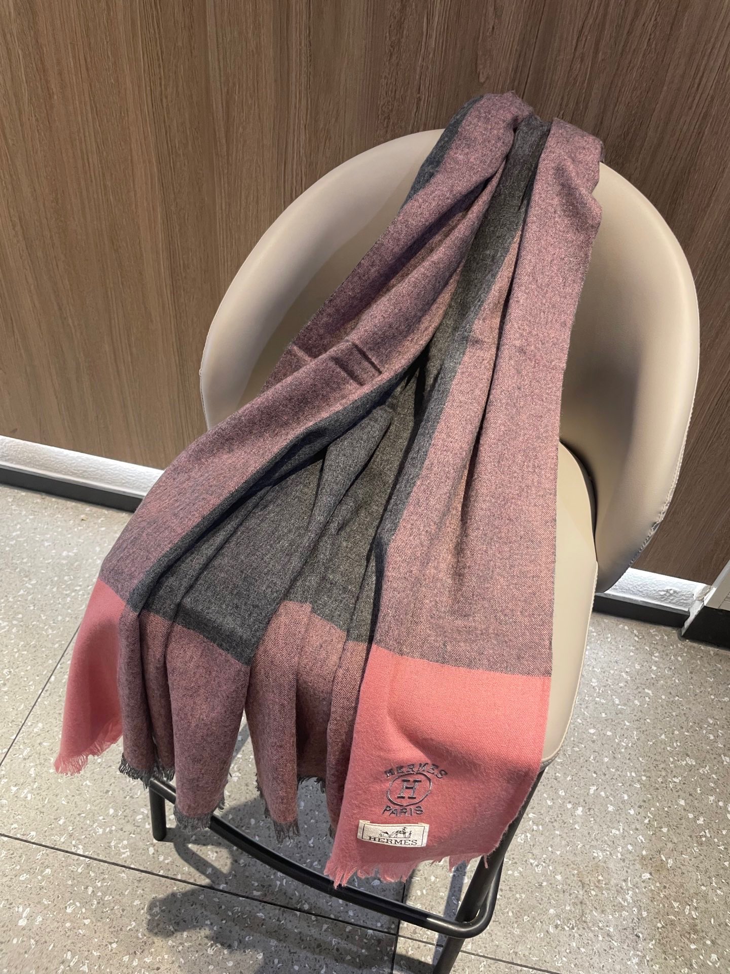 爱马仕男女同款披肩✨羊绒经典格纹👐围巾♨️高尖端产物⚠️，经典logo刺绣，时尚大牌的顶尖设计款💕拿到手