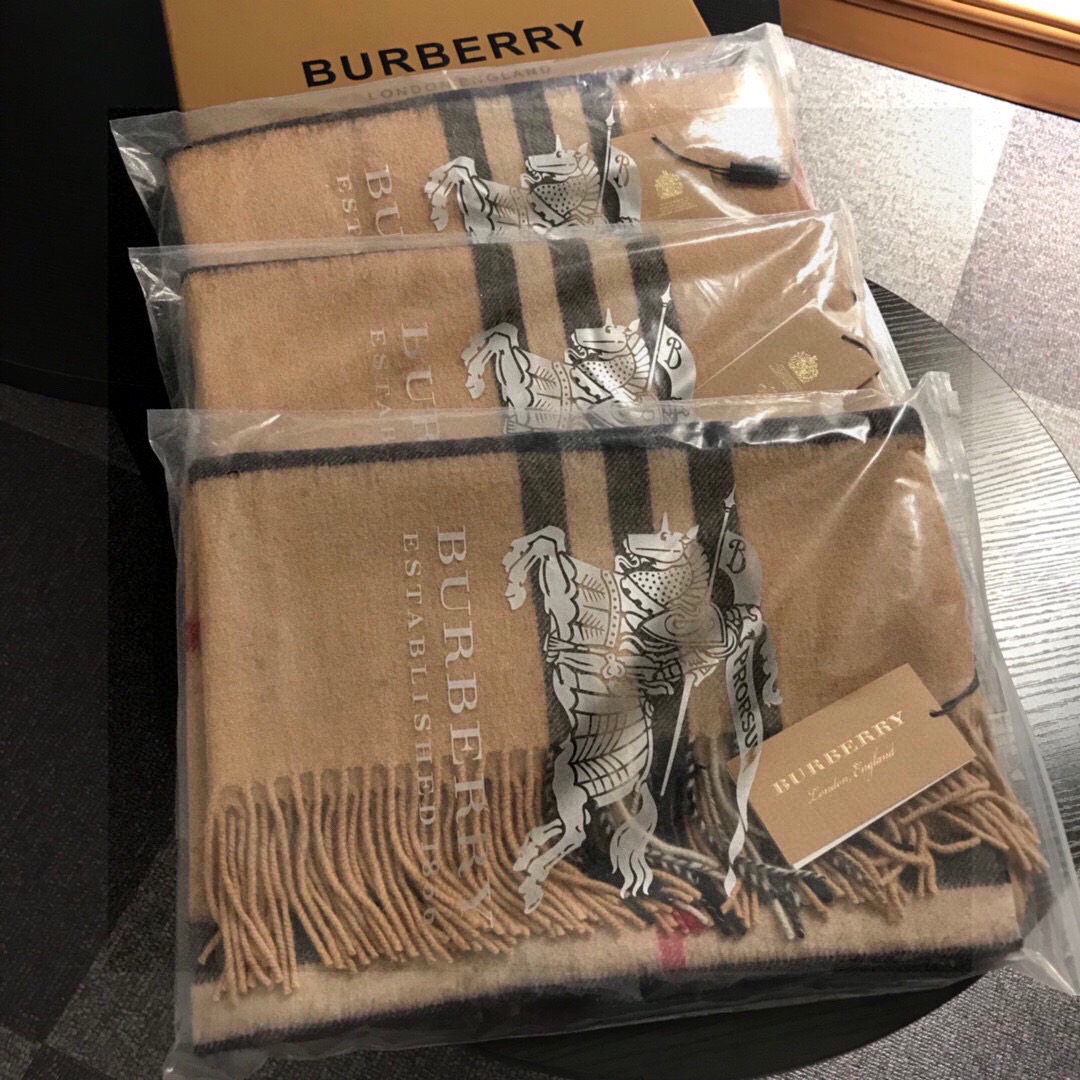 巴宝莉官网同步女士披肩新品✨羊绒经典格纹👐围巾♨️高尖端产物⚠️，经典logo刺绣，时尚大牌的顶尖设计款