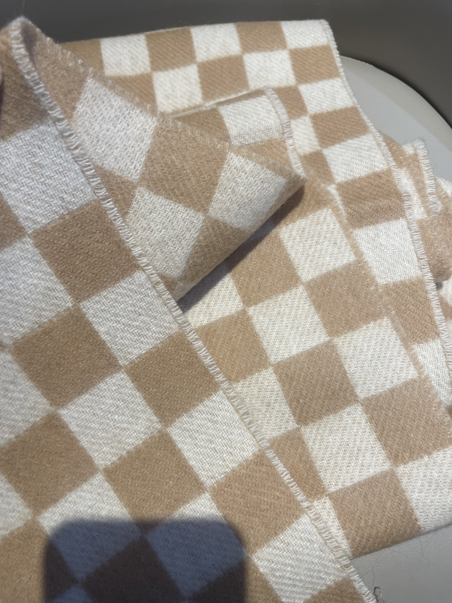 最新棋盘格元素情侣款❗️现在晒图的还比较少，刚出的新款，等再过几周马上会刷爆了。凹造型又保暖👍Lv最新秋