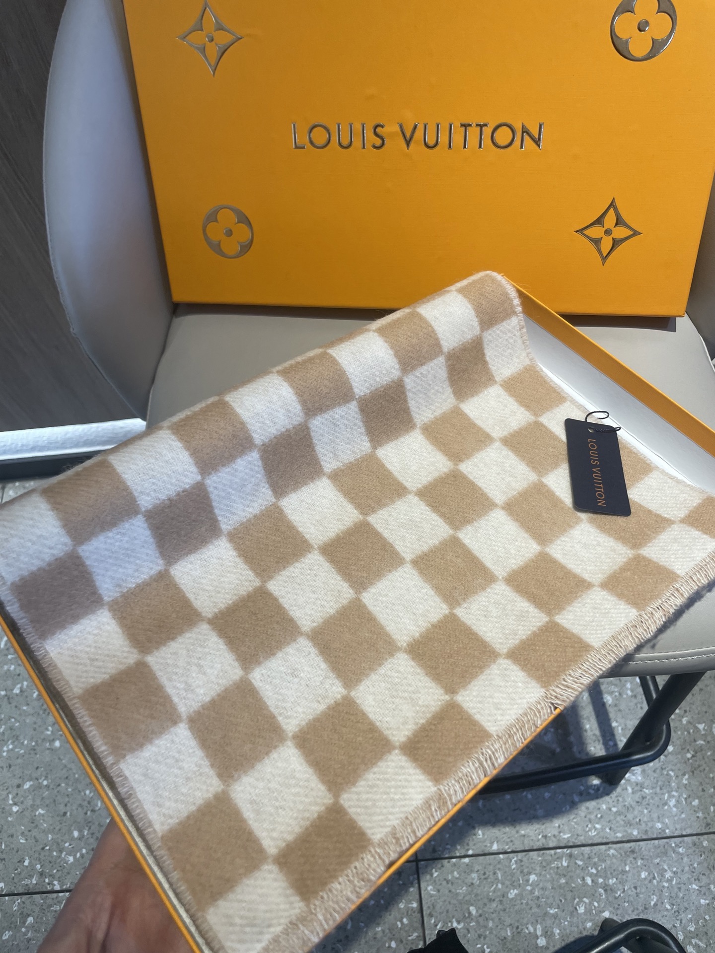 最新棋盘格元素情侣款❗️现在晒图的还比较少，刚出的新款，等再过几周马上会刷爆了。凹造型又保暖👍Lv最新秋