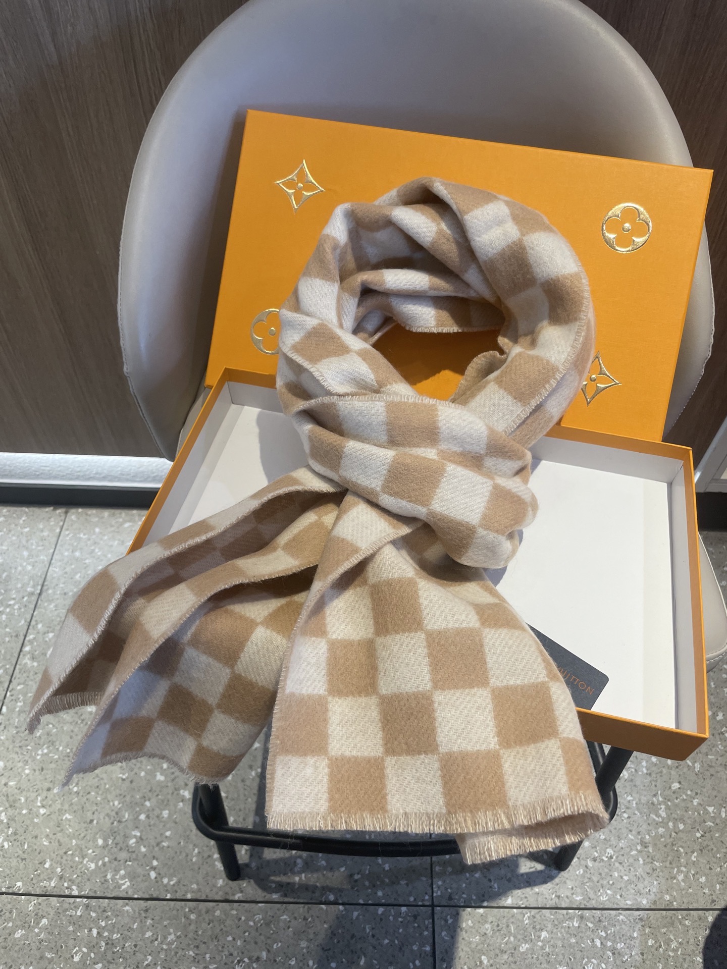 最新棋盘格元素情侣款❗️现在晒图的还比较少，刚出的新款，等再过几周马上会刷爆了。凹造型又保暖👍Lv最新秋