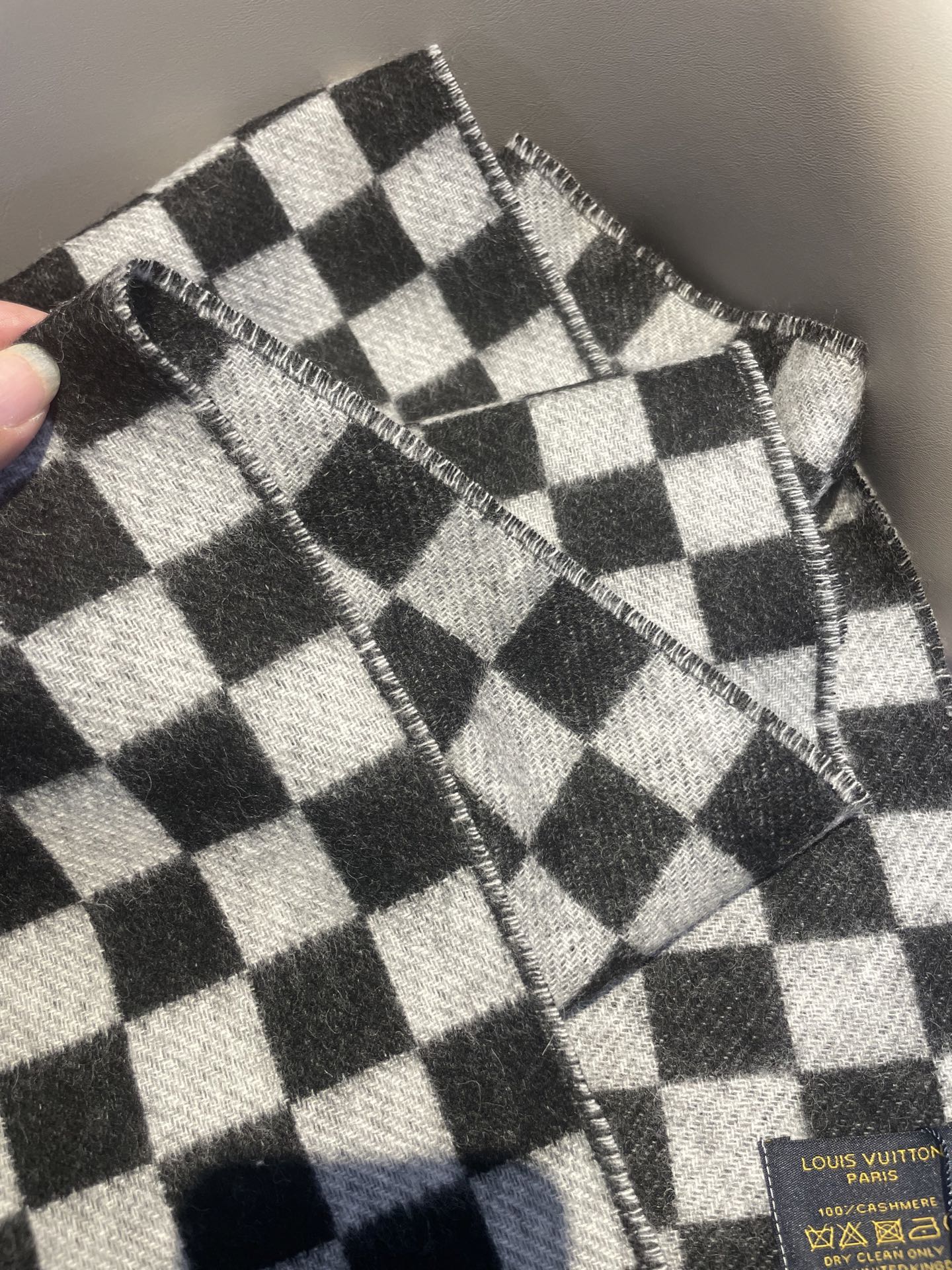 最新棋盘格元素情侣款❗️现在晒图的还比较少，刚出的新款，等再过几周马上会刷爆了。凹造型又保暖👍Lv最新秋