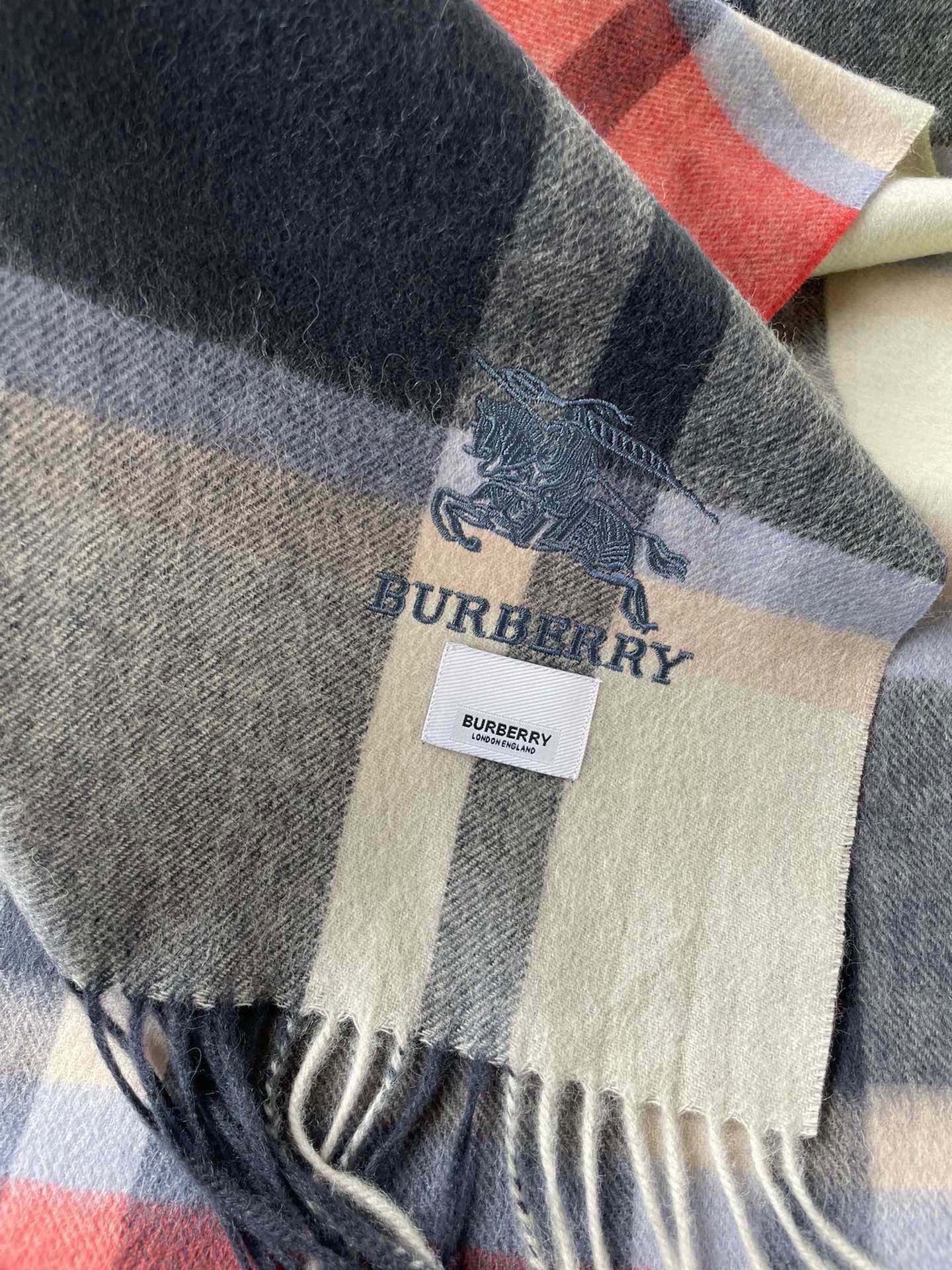 巴宝莉男士女士（格纹战马刺绣）围巾，款式魅力，是经典大方‼面料采用的是客供的羔绒，细腻柔软度都非常的好，