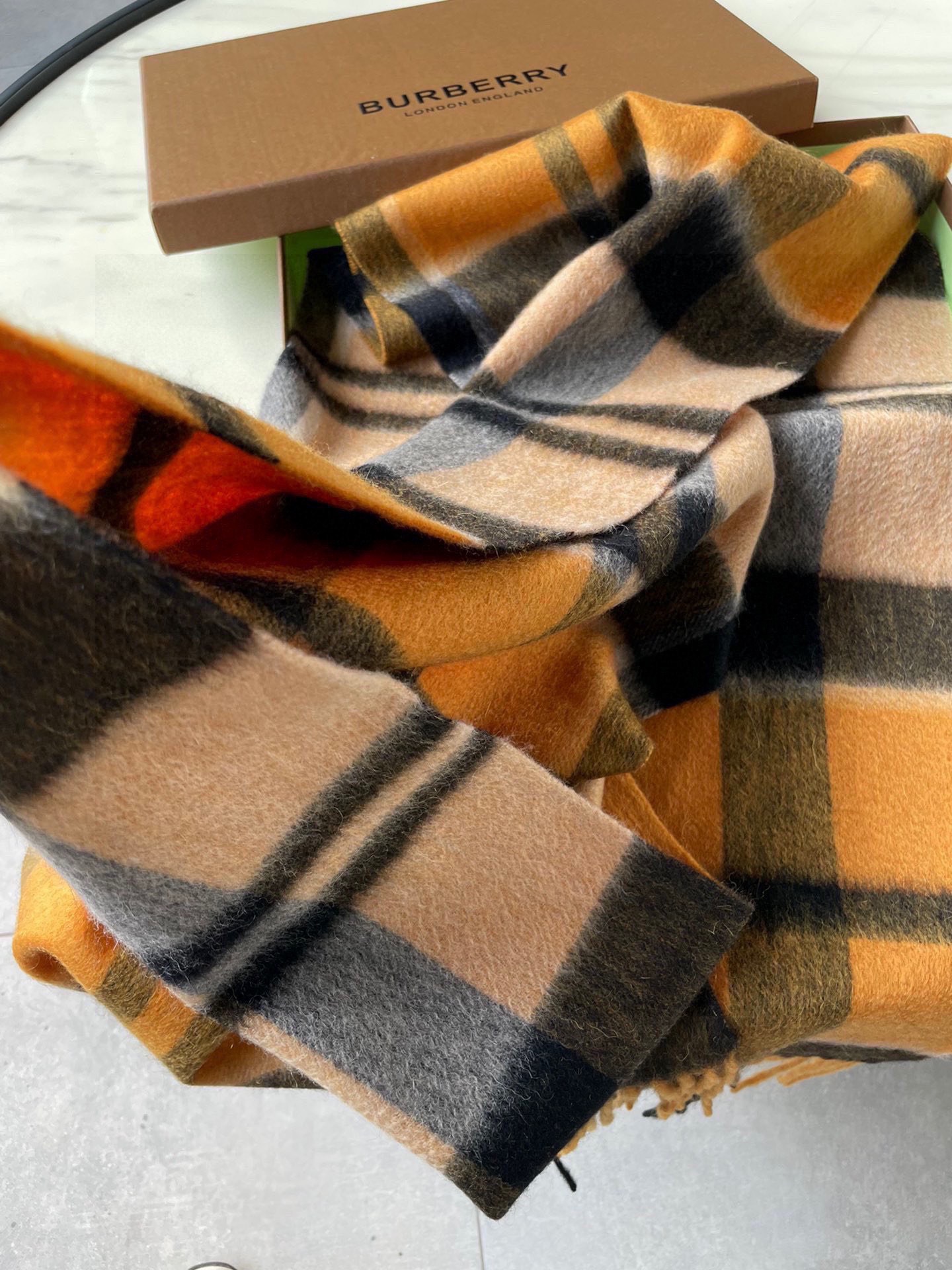 巴宝莉男士女士（格纹战马刺绣）围巾，款式魅力，是经典大方‼面料采用的是客供的羔绒，细腻柔软度都非常的好，