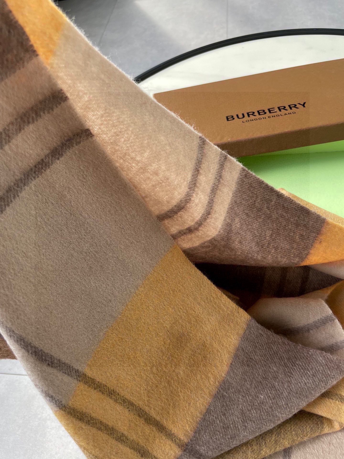 巴宝莉男士女士（格纹战马刺绣）围巾，款式魅力，是经典大方‼面料采用的是客供的羔绒，细腻柔软度都非常的好，