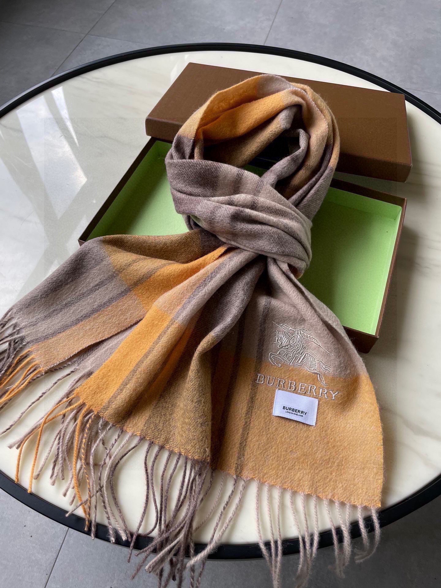 巴宝莉男士女士（格纹战马刺绣）围巾，款式魅力，是经典大方‼面料采用的是客供的羔绒，细腻柔软度都非常的好，