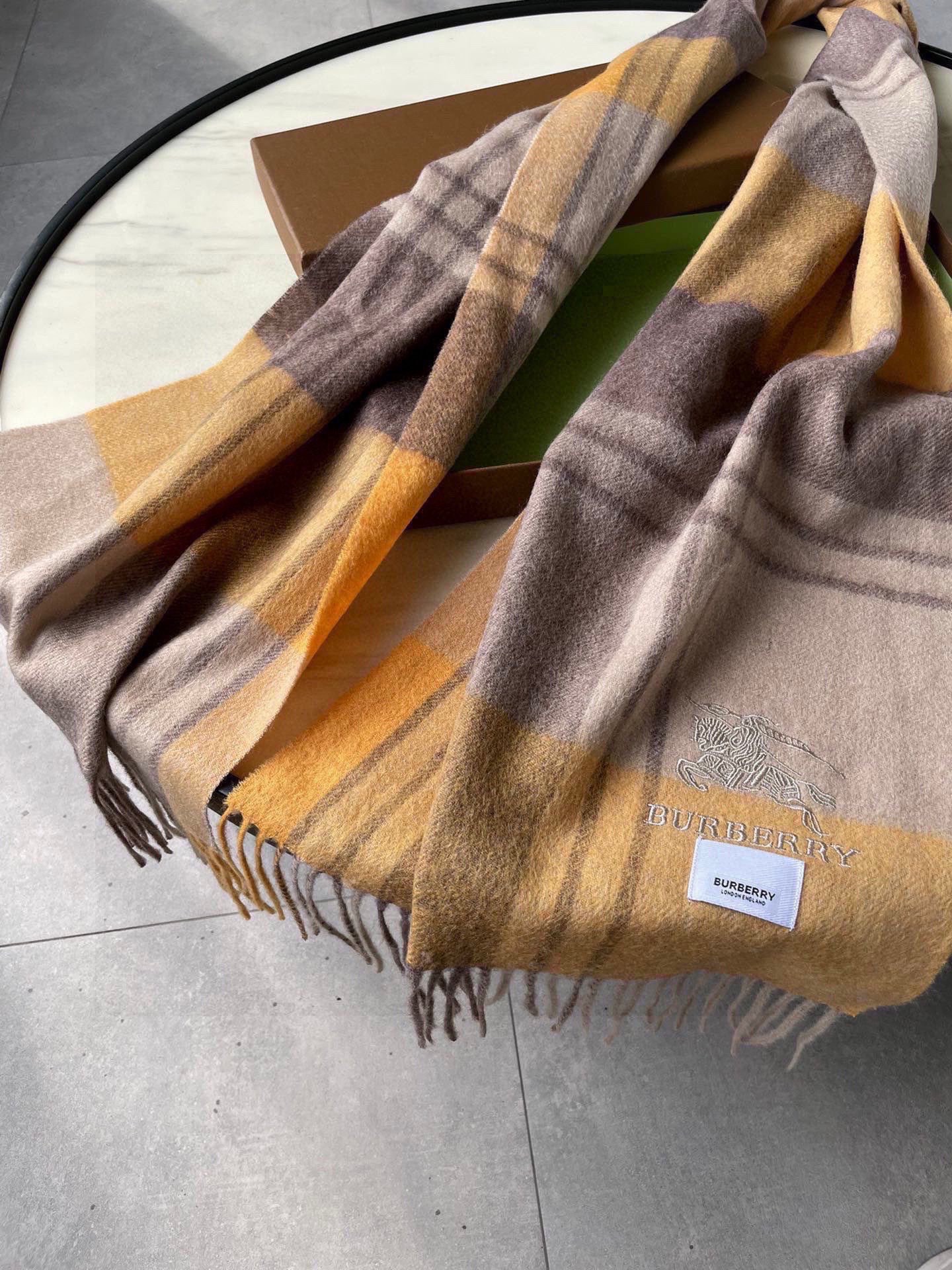 巴宝莉男士女士（格纹战马刺绣）围巾，款式魅力，是经典大方‼面料采用的是客供的羔绒，细腻柔软度都非常的好，