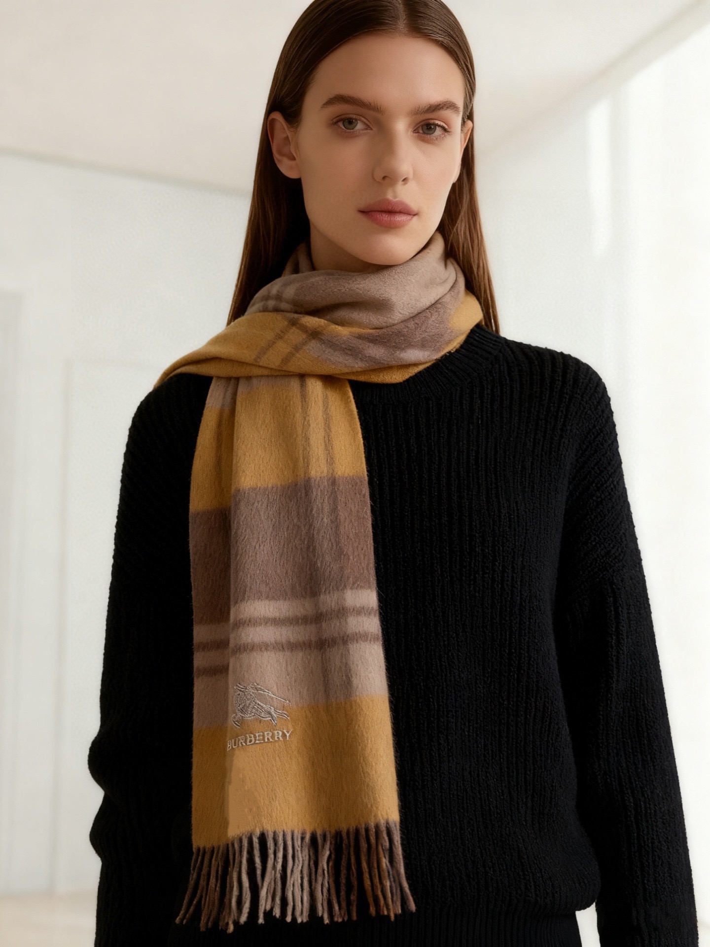 巴宝莉男士女士（格纹战马刺绣）围巾，款式魅力，是经典大方‼面料采用的是客供的羔绒，细腻柔软度都非常的好，