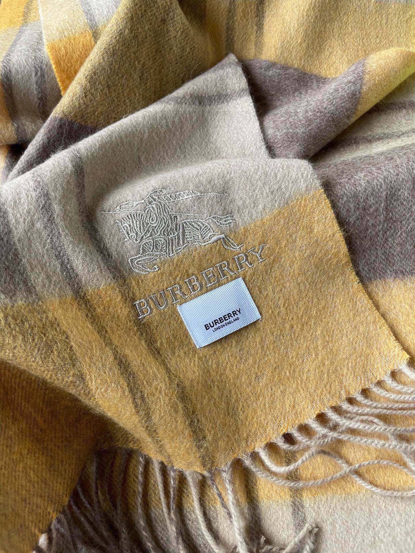 巴宝莉男士女士（格纹战马刺绣）围巾，款式魅力，是经典大方‼面料采用的是客供的羔绒，细腻柔软度都非常的好，