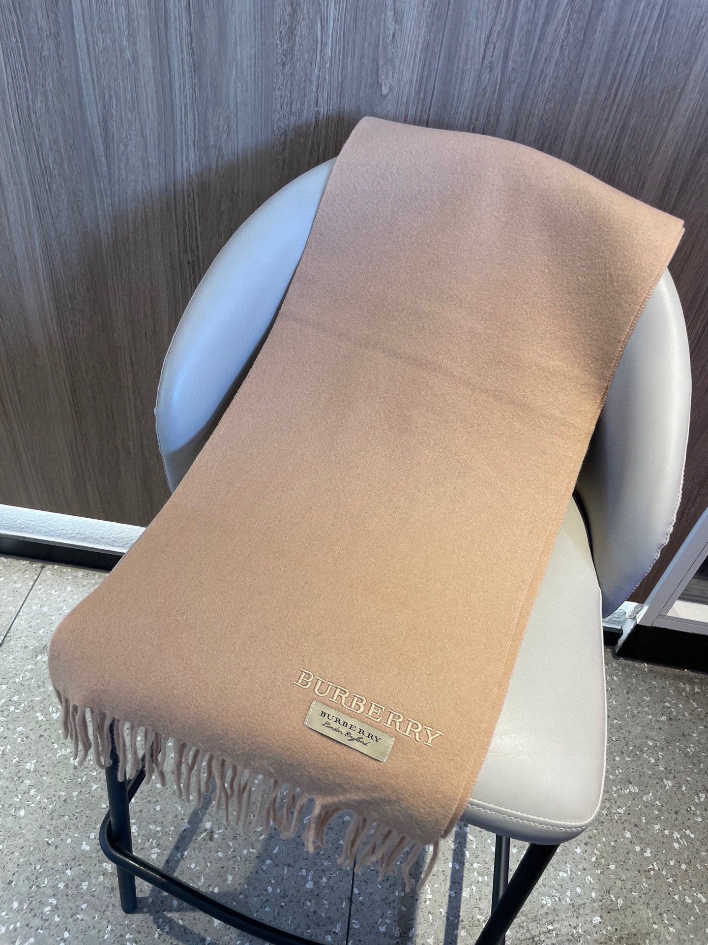 巴宝莉BURBERRY字母专柜款❗️ 顶级出口尾单刺绣👍货不多，下手一定要快，真心美的让人非常非常心动 