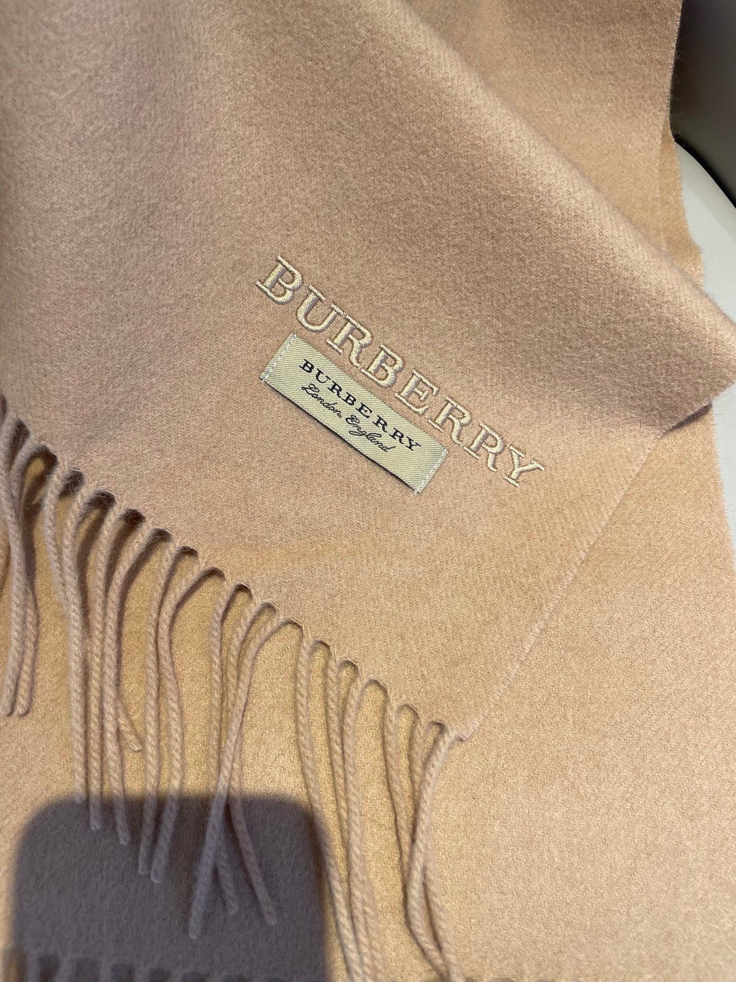 巴宝莉BURBERRY字母专柜款❗️ 顶级出口尾单刺绣👍货不多，下手一定要快，真心美的让人非常非常心动 