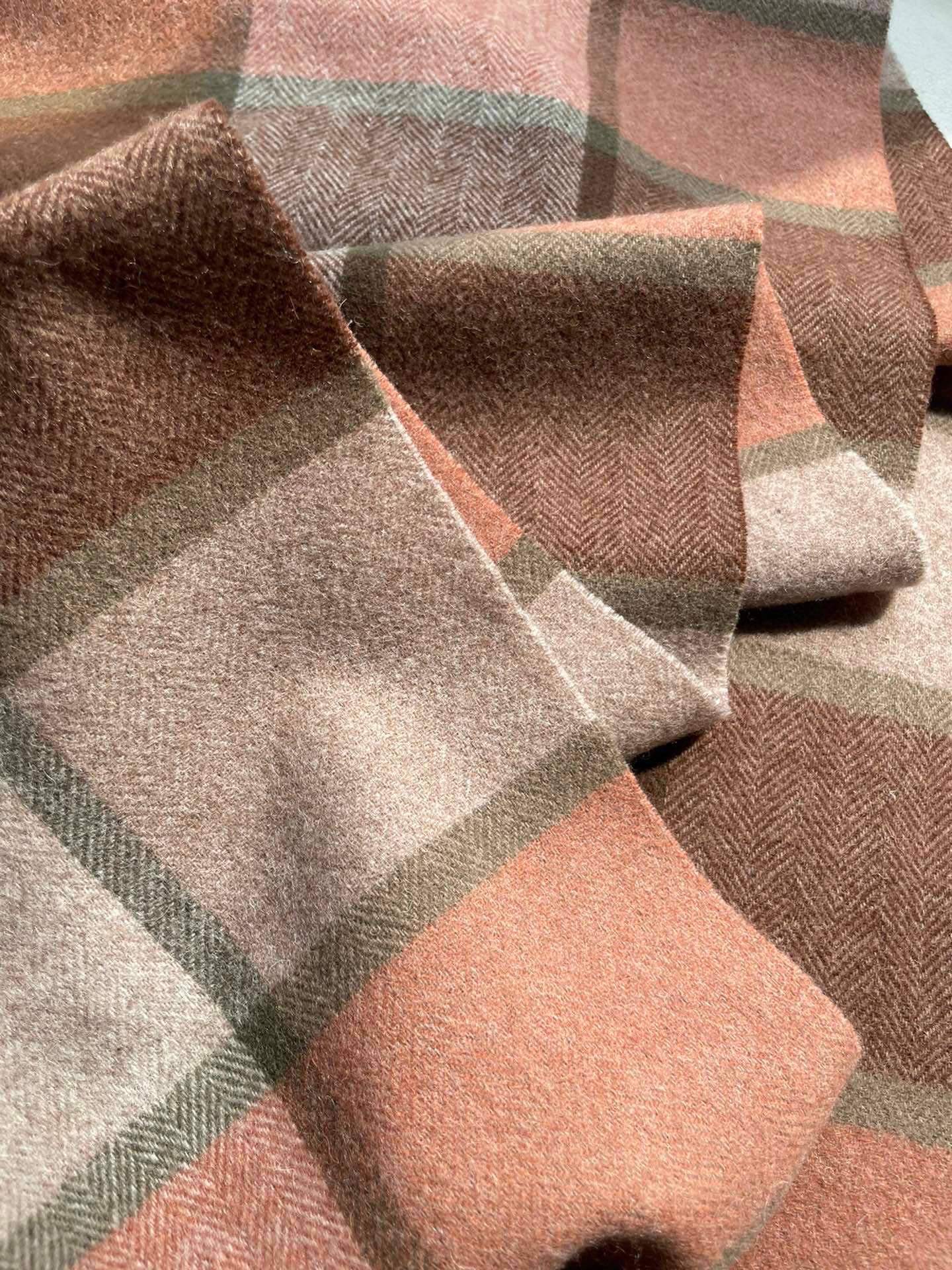 巴宝莉Bur字母刺绣🪡男女同款羊绒格子好看的要疯掉了，太有型太有魅力了！！！非常斯文时尚的秋冬单品！真的