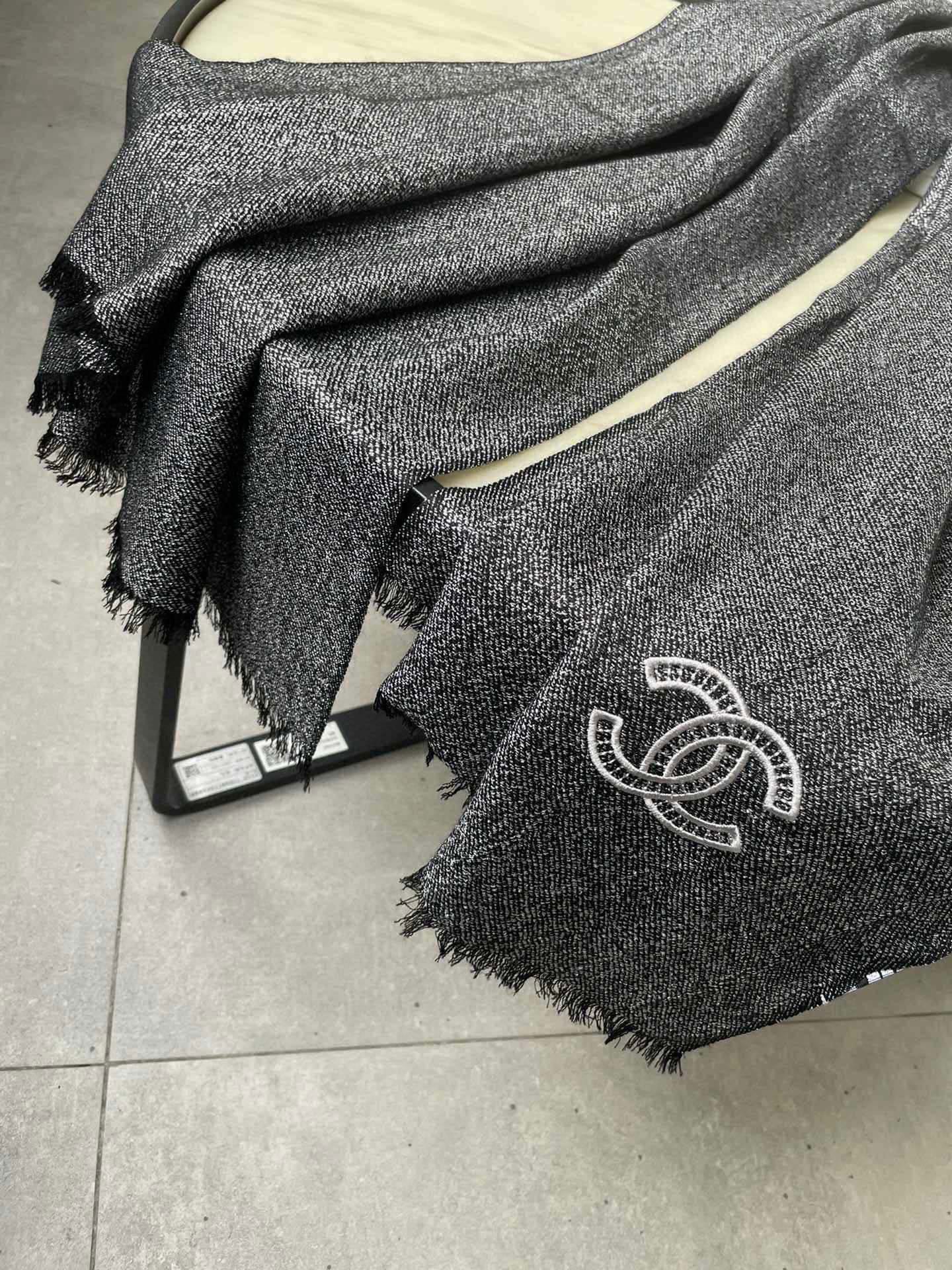 香奈儿chanel顶级旷世绝美👼，👏小香风绝美百搭款💋专柜限量哦‼有钱都很难订到💛💙💜顶级纯羊绒，品质上