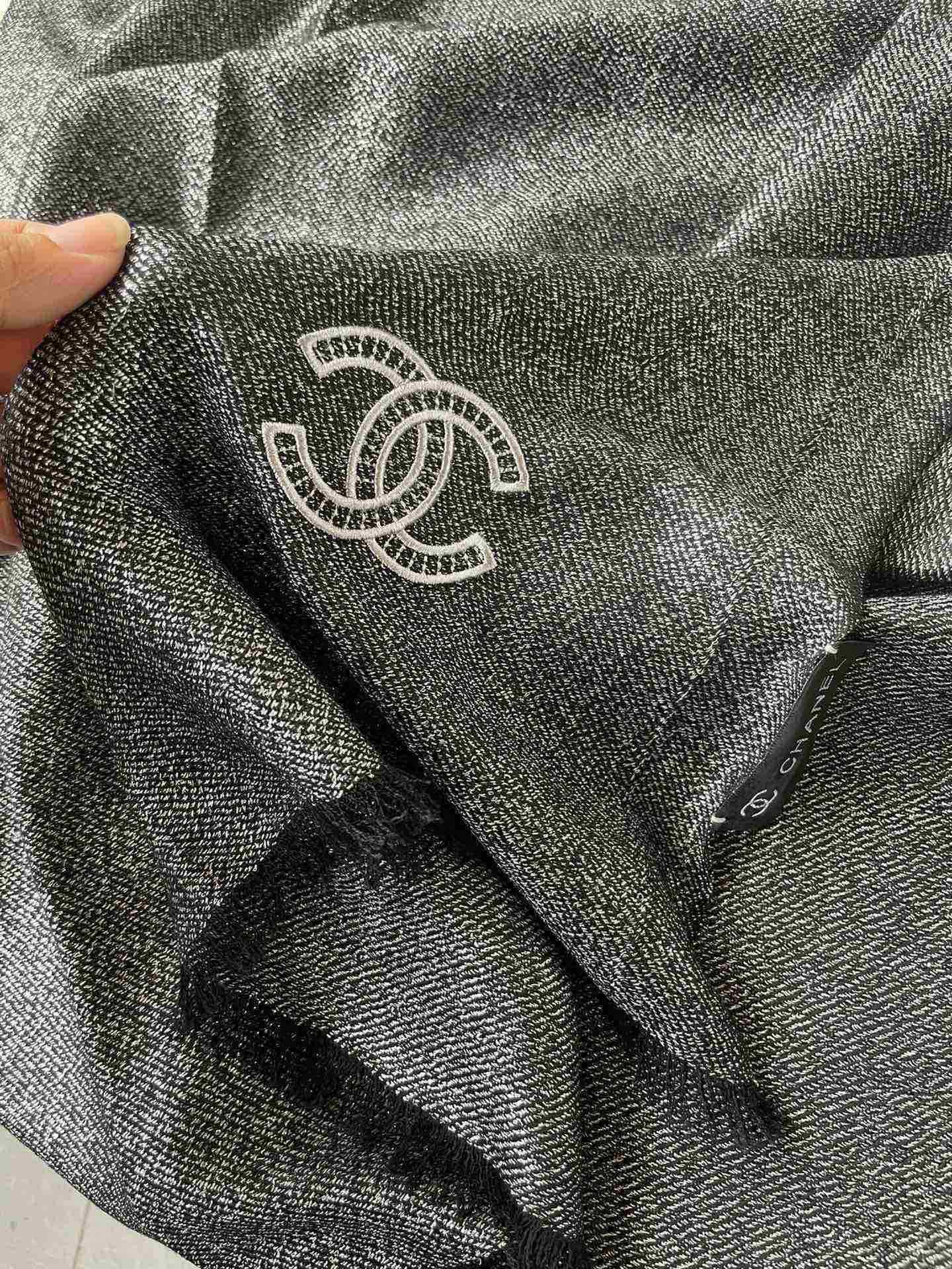 香奈儿chanel顶级旷世绝美👼，👏小香风绝美百搭款💋专柜限量哦‼有钱都很难订到💛💙💜顶级纯羊绒，品质上