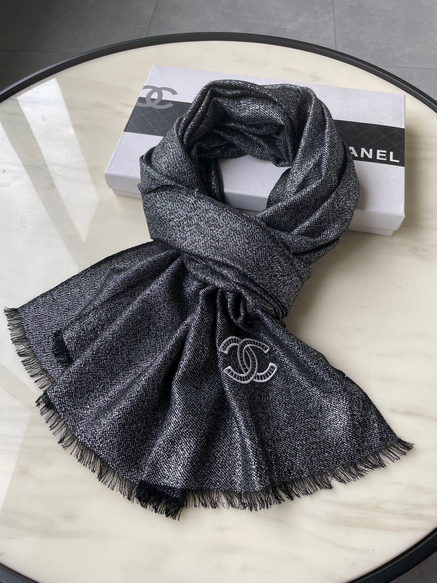 香奈儿chanel顶级旷世绝美👼，👏小香风绝美百搭款💋专柜限量哦‼有钱都很难订到💛💙💜顶级纯羊绒，品质上