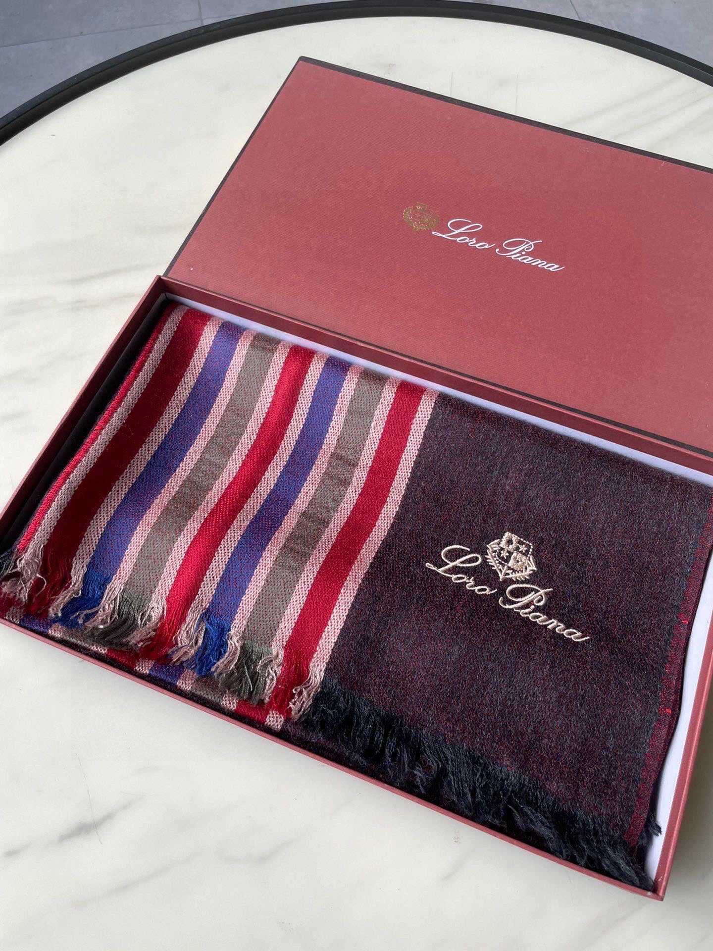 意大利🇮🇹奢侈品牌 💯🎆loro Pianna 皮安娜 设计新贵 以简洁大气的款式著名 📿📿正儿八经的正