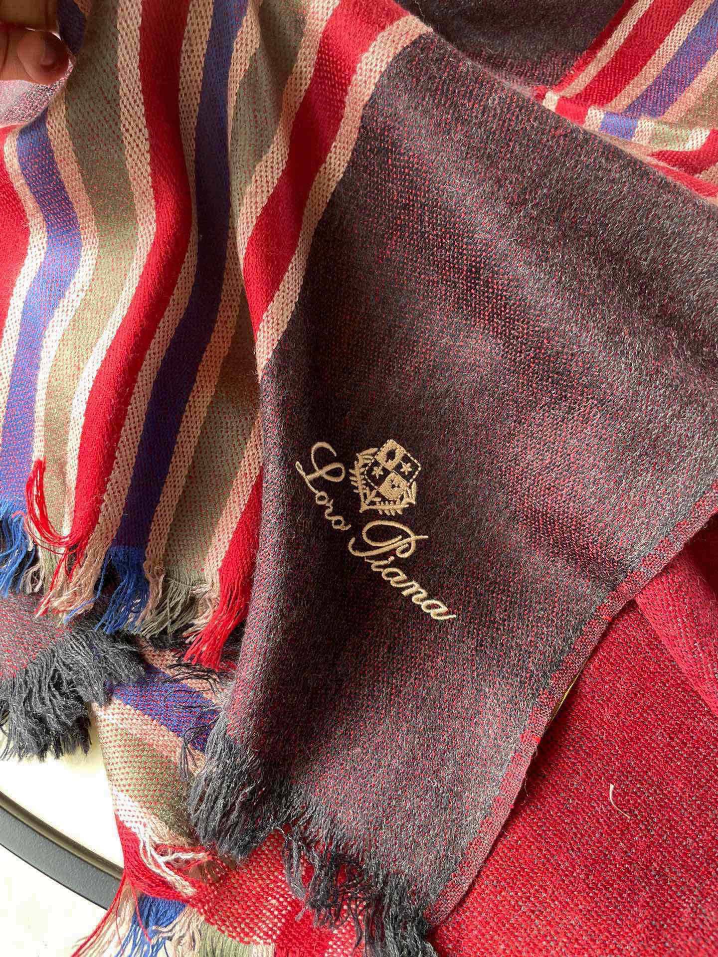 意大利🇮🇹奢侈品牌 💯🎆loro Pianna 皮安娜 设计新贵 以简洁大气的款式著名 📿📿正儿八经的正