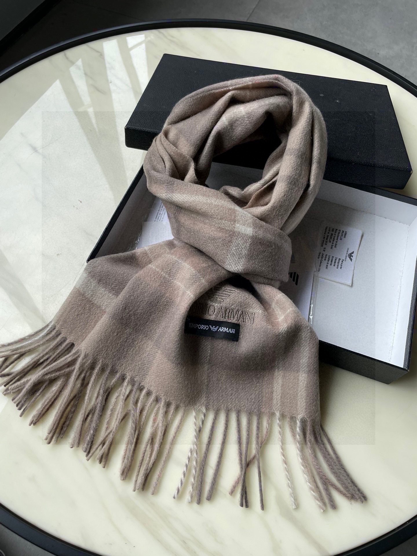 。阿玛尼海外刺绣🪡羊绒围巾～惊爆上架🎉国内专柜都没上架，从款式到面料都很赞🎻，经典的羊绒拼接图案，难得少