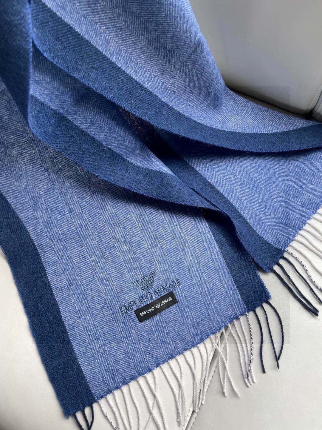 。阿玛尼海外专柜拼色羊绒围巾～惊爆上架🎉国内专柜都没上架，从款式到面料都很赞🎻，经典的羊绒拼接图案，难得