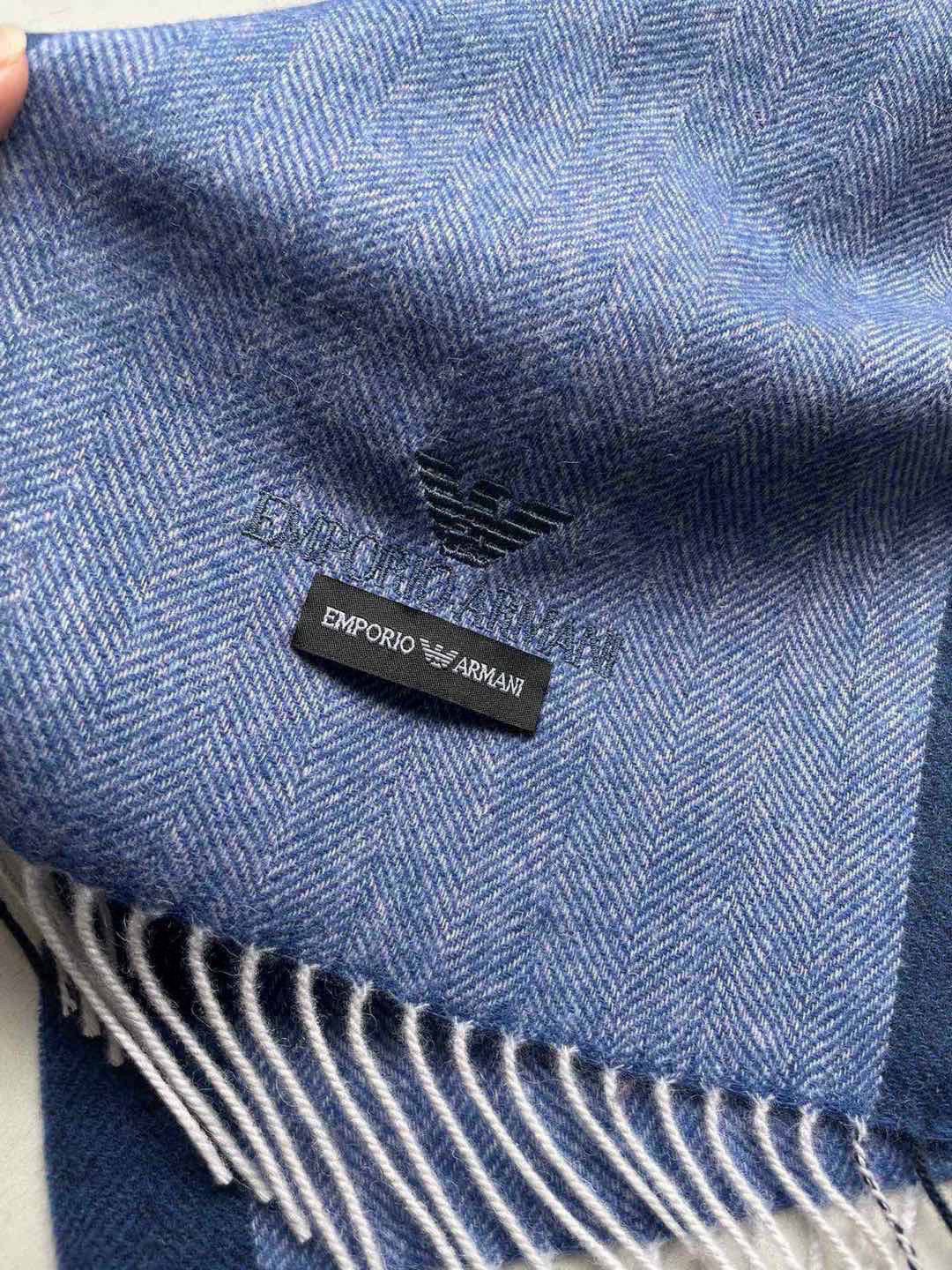 。阿玛尼海外专柜拼色羊绒围巾～惊爆上架🎉国内专柜都没上架，从款式到面料都很赞🎻，经典的羊绒拼接图案，难得