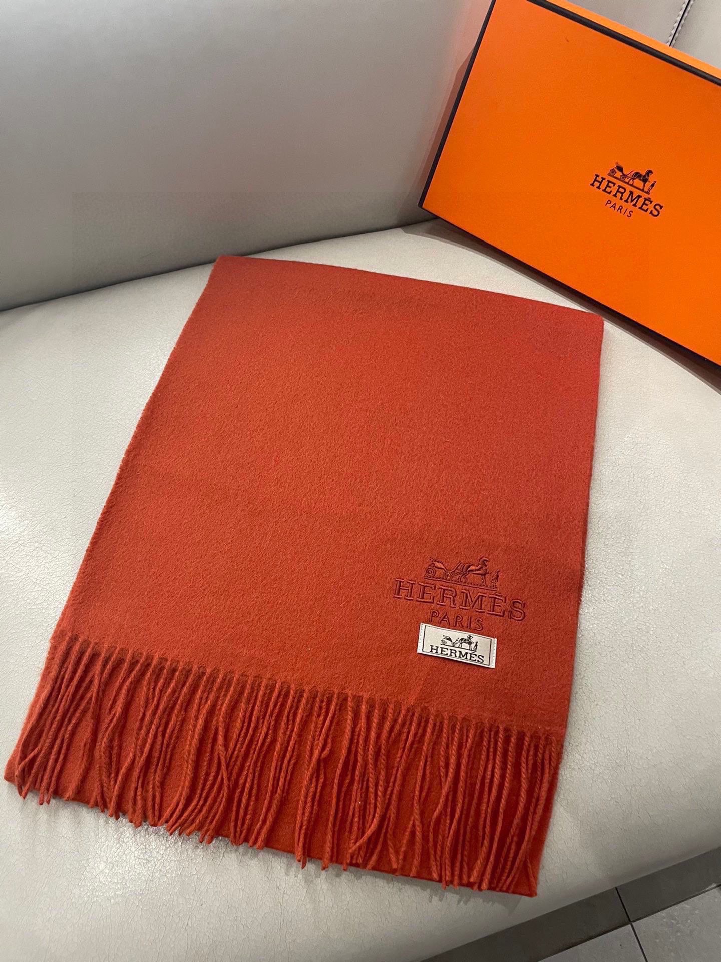 HERMFS【爱马仕】巴黎时装展采用蒙古高原细羊绒！手感满满地都是细腻的绒毛！这个价格绝对百分之百的实惠