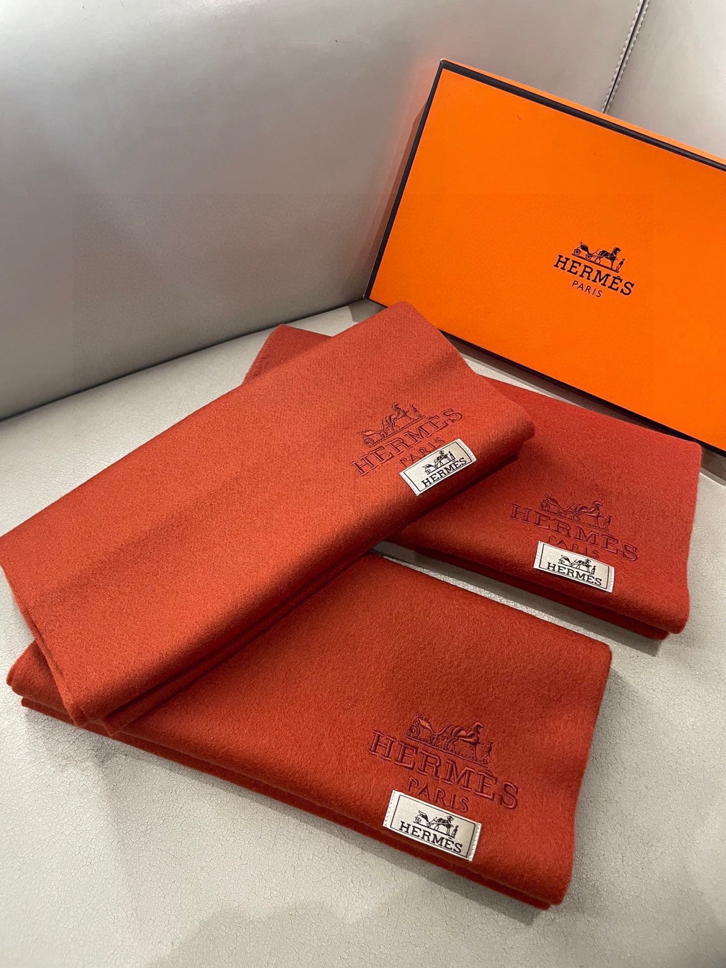 HERMFS【爱马仕】巴黎时装展采用蒙古高原细羊绒！手感满满地都是细腻的绒毛！这个价格绝对百分之百的实惠